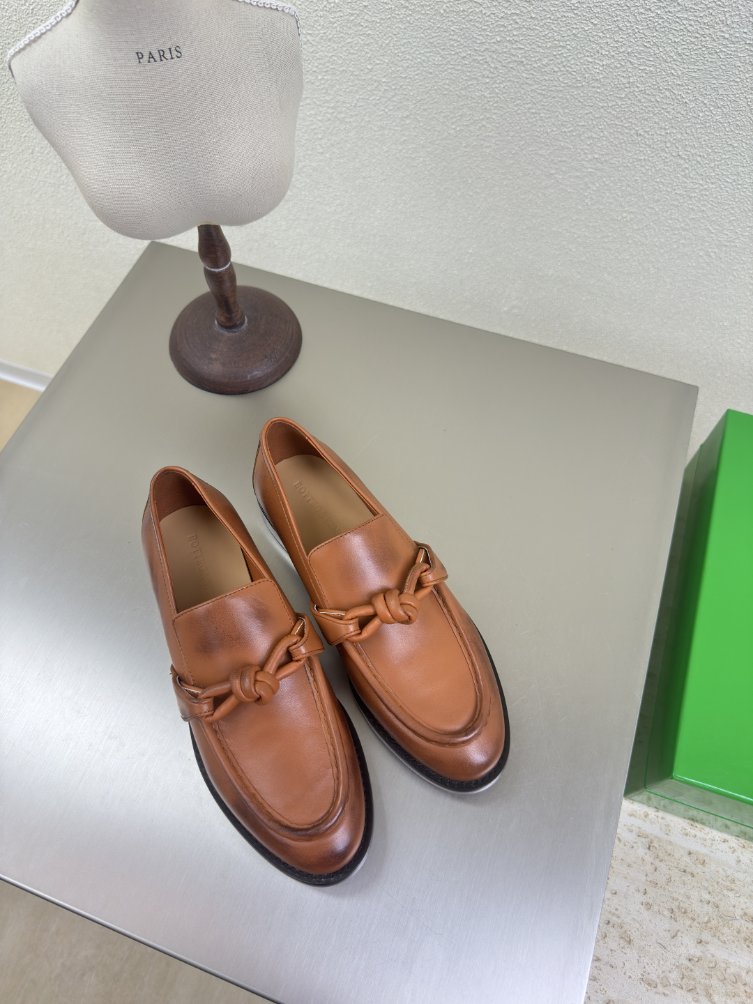 NO:224016,Leather buckles Handmade and old color polishing process BOTTEGA VENET* Women's Astaire loafer shoes Original one-to-one practice Consistent knotted leather buckle Classic brown Another trend today Ceiling The most comprehensive color versatile Delicate flat sole Wrap fabric Same color heel leather Carefully designed Never sloppy Depressed and comfortable —————————————————————————————————————————————————————————————————————————————————————————————————————————————————————————————————————————————————————————————————————————————————————————————————————————————————————————————————————————————————————————————————————————————————————————————————————————————————————————————————————————————————————————————————————————————————————————————————————————————————————————————  The upper car line is made of Italian computer needle truck. The workmanship is fine. The original packaging is selected. 35 36 37 38 39 40 41 42 (40 41 42 customized), loafers, bottega veneta, loafers, cowhide, sheepskin, Leather soles19860909皮扣款 手工做旧擦色工艺 BOTTEGA VENET* 女士Astaire乐福单鞋  原版一比一做法 一致结绳皮扣 经典棕色 当今流行的又一趋势 天花板啦 最全色百搭 精致平底 包裹面料 同色跟皮 用心设计 绝不马虎 耐穿舒适 —————————————— 鞋面材质选用同原版的小牛皮  材质柔软顺滑 手工缝制后拉链开合设计 性感舒适 手工缝制工艺 垫脚内里选用羊皮内里舒适高端 打钉大底选用原版开模 一致真皮大底  对标对版 选用原版包装 鞋子布袋采用印胶logo工艺 市场最高端 采用热熔胶定型鞋头 后跟 易回弹不变形 平底 系列 包面料工艺 鞋面车线选用意大利电脑针车 做工精细 选用原版包装  35 36 37 38 39 40 41 42（40 41 42 定制）,乐福鞋,bottega veneta,loafers,cowhide,sheepskin,Leather soles,Women's Shoes