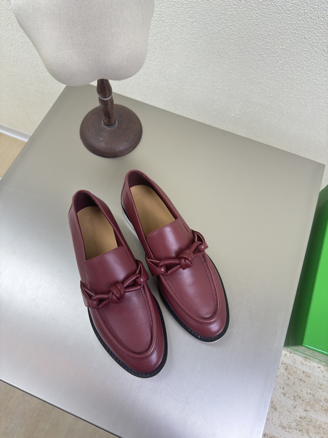 NO:224021,Leather buckle single shoes BOTTEGA VENET* Women's Astaire Love Single Shoes Original one-to-one practice Consistent knotted leather buckle Burgundy Another trend today Ceiling The most comprehensive color versatile Delicate flat sole Wrap fabric Same color heel leather Careful design Never sloppy Durable and comfortable ———————————————————————————————————————————————————————————————————————————————————————————————————————————————————————————————————————————————————————————————————————————————————————————————————————————————————————————————————————————————————————————————————————————————————————————————————————————————————————————————————————————————————————————————————————————————————————————————————————————————————————————————————  The upper car line is made of Italian computer needle truck. The workmanship is fine. The original packaging is selected. 35 36 37 38 39 40 41 42 (40 41 42 customized), loafers, bottega veneta, loafers, cowhide, sheepskin, Leather soles19860909皮扣款单鞋 BOTTEGA VENET* 女士Astaire乐福 单鞋 原版一比一做法 一致结绳皮扣 酒红色 当今流行的又一趋势 天花板啦 最全色百搭 精致平底 包裹面料 同色跟皮 用心设计 绝不马虎 耐穿舒适 —————————————— 鞋面材质选用同原版的小牛皮 材质柔软顺滑 手工缝制后拉链开合设计 性感舒适 手工缝制工艺 垫脚内里选用羊皮内里舒适高端 打钉大底选用原版开模 一致真皮大底  对标对版 选用原版包装 鞋子布袋采用印胶logo工艺 市场最高端 采用热熔胶定型鞋头 后跟 易回弹不变形 平底 系列 包面料工艺 鞋面车线选用意大利电脑针车 做工精细 选用原版包装  35 36 37 38 39 40 41 42（40 41 42 定制）,乐福鞋,bottega veneta,loafers,cowhide,sheepskin,Leather soles,Women's Shoes