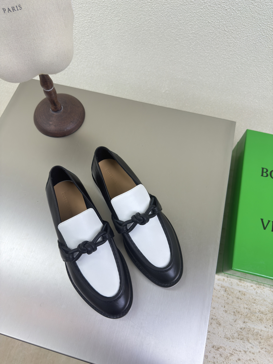 NO:224026,Leather buckle single shoes BOTTEGA VENET* Women's Astaire Love Single Shoes Original one-to-one practice Consistent knotted leather buckle Panda color Another trend today Ceiling The most comprehensive color versatile Delicate flat sole Wrap fabric Same color Heel leather Careful design Never sloppy Durable and comfortable ————————————————————————————————————————————————————————————————————————————————————————————————————————————————————————————————————————————————————————————————————————————————————————————————————————————————————————————————————————————————————————————————————————————————————————————————————————————————————————————————————————————————————————————————————————————————————————————————————————————————————————————————————  The upper car line is made of Italian computer needle truck. The workmanship is fine. The original packaging is selected. 35 36 37 38 39 40 41 42 (40 41 42 customized), loafers, bottega veneta, loafers, cowhide, sheepskin, Leather soles19860909皮扣款单鞋 BOTTEGA VENET* 女士Astaire乐福 单鞋 原版一比一做法 一致结绳皮扣 熊猫色 当今流行的又一趋势 天花板啦 最全色百搭 精致平底 包裹面料 同色跟皮 用心设计 绝不马虎 耐穿舒适 —————————————— 鞋面材质选用同原版的小牛皮 材质柔软顺滑 手工缝制后拉链开合设计 性感舒适 手工缝制工艺 垫脚内里选用羊皮内里舒适高端 打钉大底选用原版开模 一致真皮大底  对标对版 选用原版包装 鞋子布袋采用印胶logo工艺 市场最高端 采用热熔胶定型鞋头 后跟 易回弹不变形 平底 系列 包面料工艺 鞋面车线选用意大利电脑针车 做工精细 选用原版包装  35 36 37 38 39 40 41 42（40 41 42 定制）,乐福鞋,bottega veneta,loafers,cowhide,sheepskin,Leather soles,Women's Shoes