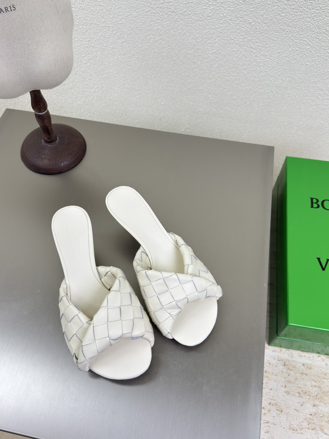 NO:223753,BV Blink series slippers 15mm level woven single shoes genuine leather hand-woven off-white knitted This classic model is simply the latest bv ceiling. Two-color color versatile. Simple piece of leather 15mm pull strips. Hand-woven. High-end comfort. High-quality calfskin. Floor-up sheepskin inner comfortable and high-end. The sole is made of Italian leather outsole & injection rubber technology. Light dyeing technology. Benchmarked. The original packaging. The shoe bag uses glue-printing logo technology. The highest end of the market. The toe is made of hot melt glue. The heel is easy to rebound and does not deform. The upper line is made of Italian computer needle truck. The workmanship is fine. The original packaging is treated with customers sincerely. 35 36 37 38 39 40 41 42 43 (40 41 42 43  Customized), slippers, bottega veneta, slippers, cowhide, sheepskin, Leather soles19860909BV Blink 系列拖鞋 15 毫米级 编织单鞋 真皮手工编织  米白色 编织 这款经典款 简直bv最新天花板啦 双色彩色百搭  简约一块皮15毫米抽条  手工编织而成 高档舒适 面料选用优质小牛皮 垫脚羊皮内里舒适高端 大底选用意大利真皮大底&注塑橡胶工艺 运用轻染工艺 对标对版 选用原版包装 鞋子布袋采用印胶logo工艺 市场最高端 采用热熔胶定型鞋头 后跟 易回弹不变形  鞋面车线选用意大利电脑针车 做工精细 选用原版包装 真心对待客人 35 36 37 38 39 40 41 42 43 （40 41 42 43 定制）,拖鞋,bottega veneta,slippers,cowhide,sheepskin,Leather soles,Women's Shoes