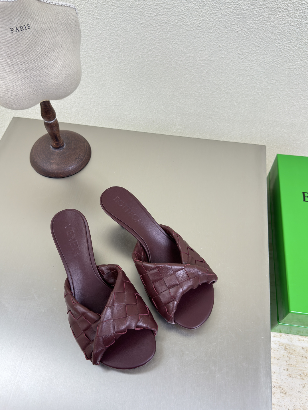 NO:223760,BV Blink series slippers 15mm level woven single shoes genuine leather hand-woven dark burgundy knitted this classic model is simply the latest bv ceiling. Two-color versatile. Simple piece of leather 15mm strips. Hand-woven. High-end comfort. High-quality calfskin. Floor-up sheepskin inner comfortable and high-end. The sole is made of Italian leather outsole & injection rubber technology. Light dyeing technology. Benchmarked. The original packaging. The shoe bag uses glue-printing logo technology. The highest end of the market. The toe is made of hot melt glue. The heel is easy to rebound and does not deform. The upper line is made of Italian computer needle truck. The workmanship is fine. The original packaging is treated with customers sincerely. 35 36 37 38 39 40 41 42 43 (40 41 42 43  Customized), slippers, bottega veneta, slippers, cowhide, sheepskin, Leather soles19860909BV Blink 系列拖鞋 15 毫米级 编织单鞋 真皮手工编织  深酒红色 编织 这款经典款 简直bv最新天花板啦 双色彩色百搭  简约一块皮15毫米抽条  手工编织而成 高档舒适 面料选用优质小牛皮 垫脚羊皮内里舒适高端 大底选用意大利真皮大底&注塑橡胶工艺 运用轻染工艺 对标对版 选用原版包装 鞋子布袋采用印胶logo工艺 市场最高端 采用热熔胶定型鞋头 后跟 易回弹不变形  鞋面车线选用意大利电脑针车 做工精细 选用原版包装 真心对待客人 35 36 37 38 39 40 41 42 43 （40 41 42 43 定制）,拖鞋,bottega veneta,slippers,cowhide,sheepskin,Leather soles,Women's Shoes