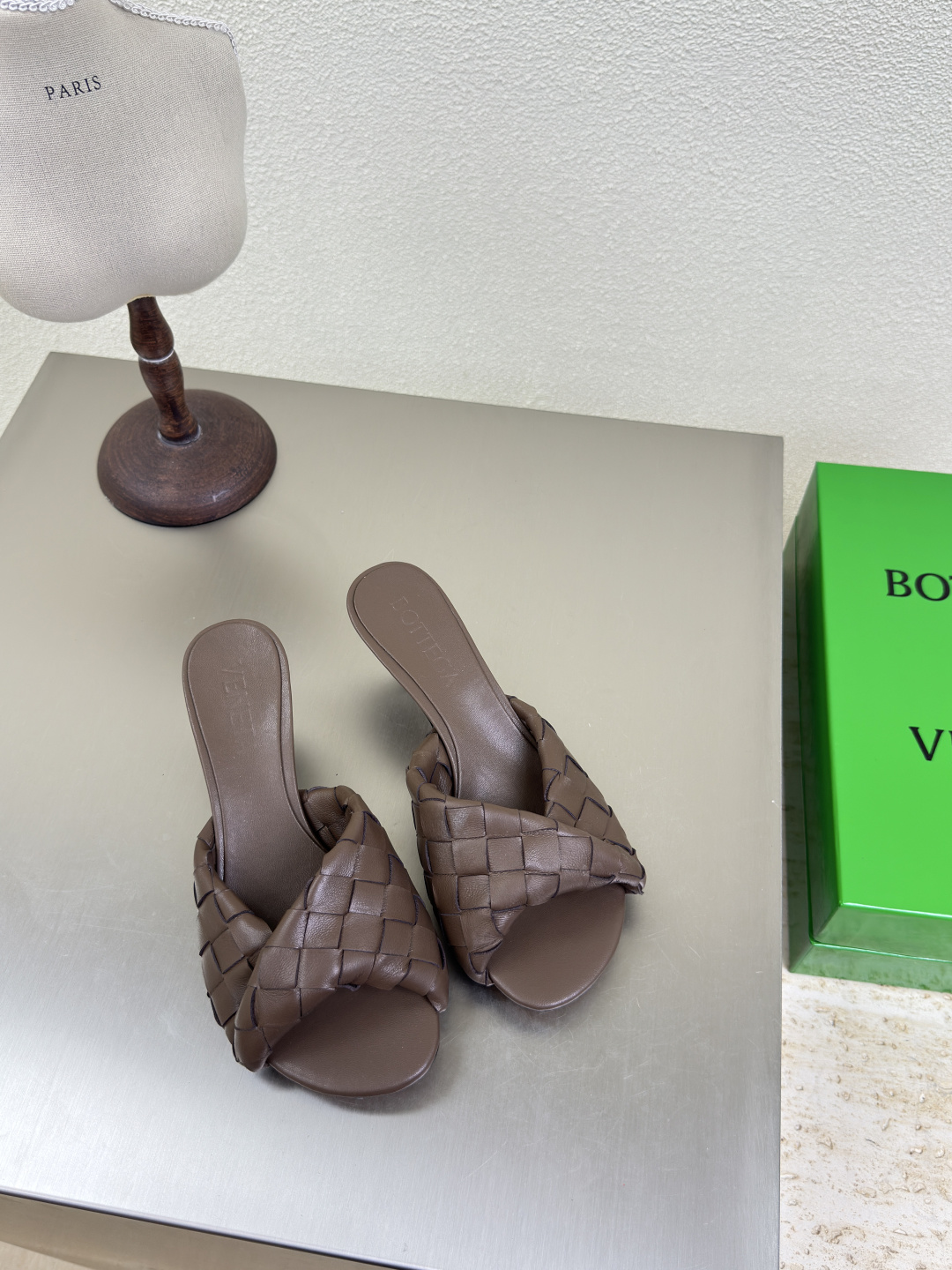 NO:223757,BV Blink series slippers 15mm level woven single shoes genuine leather hand-woven deep khaki knitting This classic model is simply the latest bv ceiling. Two-color color versatile. Simple piece of leather 15mm pull strips. Hand-woven. High-end comfort. High-quality calfskin. Floor-up sheepskin inner comfortable and high-end. The sole is made of Italian leather outsole & injection rubber technology. Light dyeing technology. Benchmarked. The original packaging. The shoe bag uses glue logo technology. The highest end of the market. The toe is fixed with hot melt glue. The heel is easy to rebound and does not deform. The upper line is made of Italian computer needle truck. The workmanship is fine. The original packaging is treated with customers sincerely. 35 36 37 38 39 40 41 42 43 (40 41 42 43  Customized), slippers, bottega veneta, slippers, cowhide, sheepskin, Leather soles19860909BV Blink 系列拖鞋 15 毫米级 编织单鞋 真皮手工编织  深卡其色 编织 这款经典款 简直bv最新天花板啦 双色彩色百搭  简约一块皮15毫米抽条  手工编织而成 高档舒适 面料选用优质小牛皮 垫脚羊皮内里舒适高端 大底选用意大利真皮大底&注塑橡胶工艺 运用轻染工艺 对标对版 选用原版包装 鞋子布袋采用印胶logo工艺 市场最高端 采用热熔胶定型鞋头 后跟 易回弹不变形  鞋面车线选用意大利电脑针车 做工精细 选用原版包装 真心对待客人 35 36 37 38 39 40 41 42 43 （40 41 42 43 定制）,拖鞋,bottega veneta,slippers,cowhide,sheepskin,Leather soles,Women's Shoes