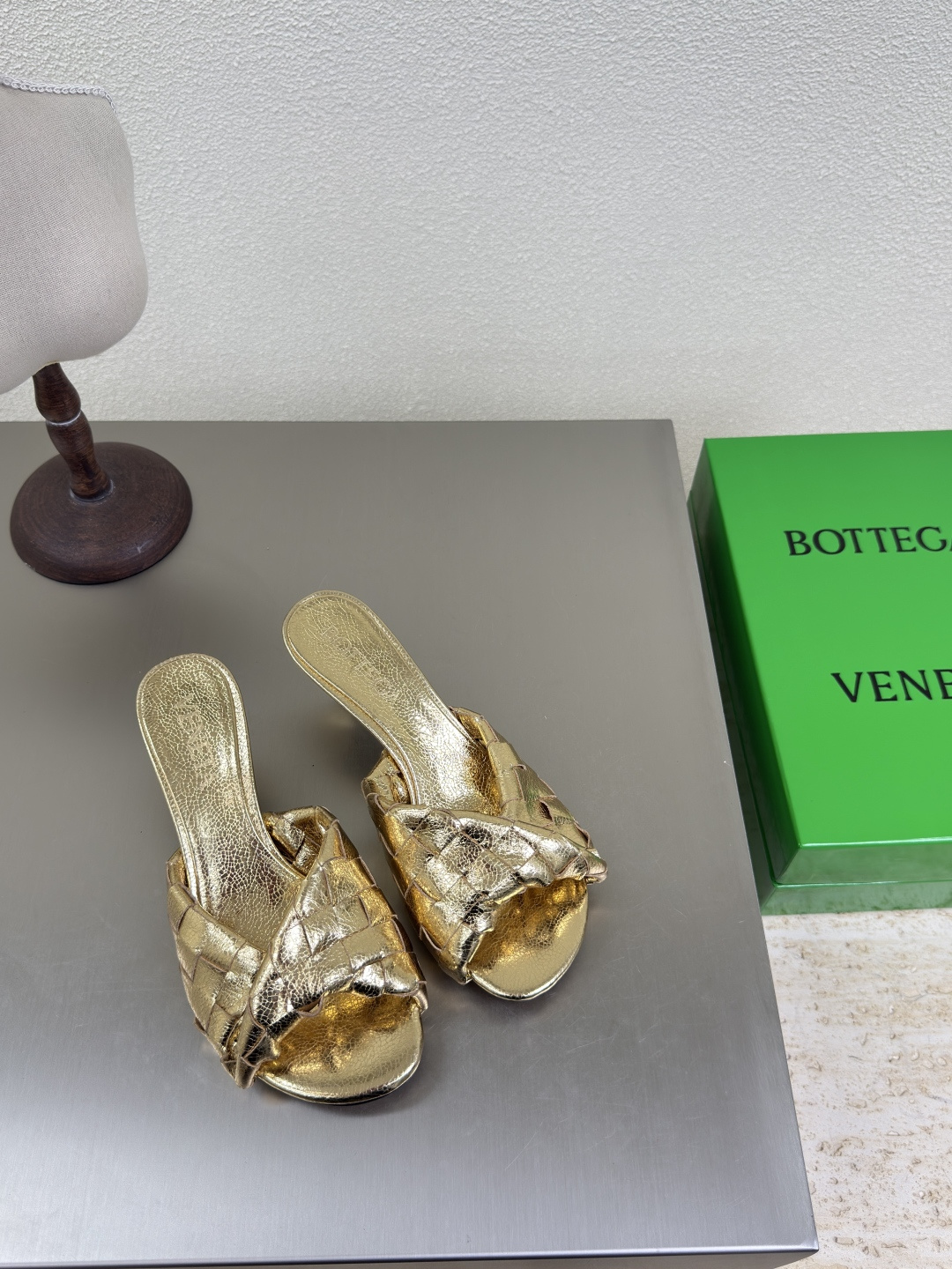 NO:223773,BV Blink series slippers 15mm level woven single shoes genuine leather hand-woven gold knitted This classic model is simply the latest bv ceiling. Two-color color versatile. Simple piece of leather 15mm pull strips. Hand-woven. High-end comfort. High-quality calfskin. Floor-up sheepskin inner comfortable and high-end. The sole is made of Italian leather outsole & injection rubber craftsmanship. Light dyeing technology. Benchmarked. The original packaging. The shoe bag uses glue-printing logo technology. The highest end of the market. The toe is made of hot melt glue. The heel is easy to rebound and does not deform. The upper line is made of Italian computer needle truck. The workmanship is fine. The original packaging is treated with customers sincerely. 35 36 37 38 39 40 41 42 43 (40 41 42 43  Customized), slippers, bottega veneta, slippers, cowhide, sheepskin, Leather soles19860909BV Blink 系列拖鞋 15 毫米级 编织单鞋 真皮手工编织  金色 编织 这款经典款 简直bv最新天花板啦 双色彩色百搭  简约一块皮15毫米抽条  手工编织而成 高档舒适 面料选用优质小牛皮 垫脚羊皮内里舒适高端 大底选用意大利真皮大底&注塑橡胶工艺 运用轻染工艺 对标对版 选用原版包装 鞋子布袋采用印胶logo工艺 市场最高端 采用热熔胶定型鞋头 后跟 易回弹不变形  鞋面车线选用意大利电脑针车 做工精细 选用原版包装 真心对待客人 35 36 37 38 39 40 41 42 43 （40 41 42 43 定制）,拖鞋,bottega veneta,slippers,cowhide,sheepskin,Leather soles,Women's Shoes