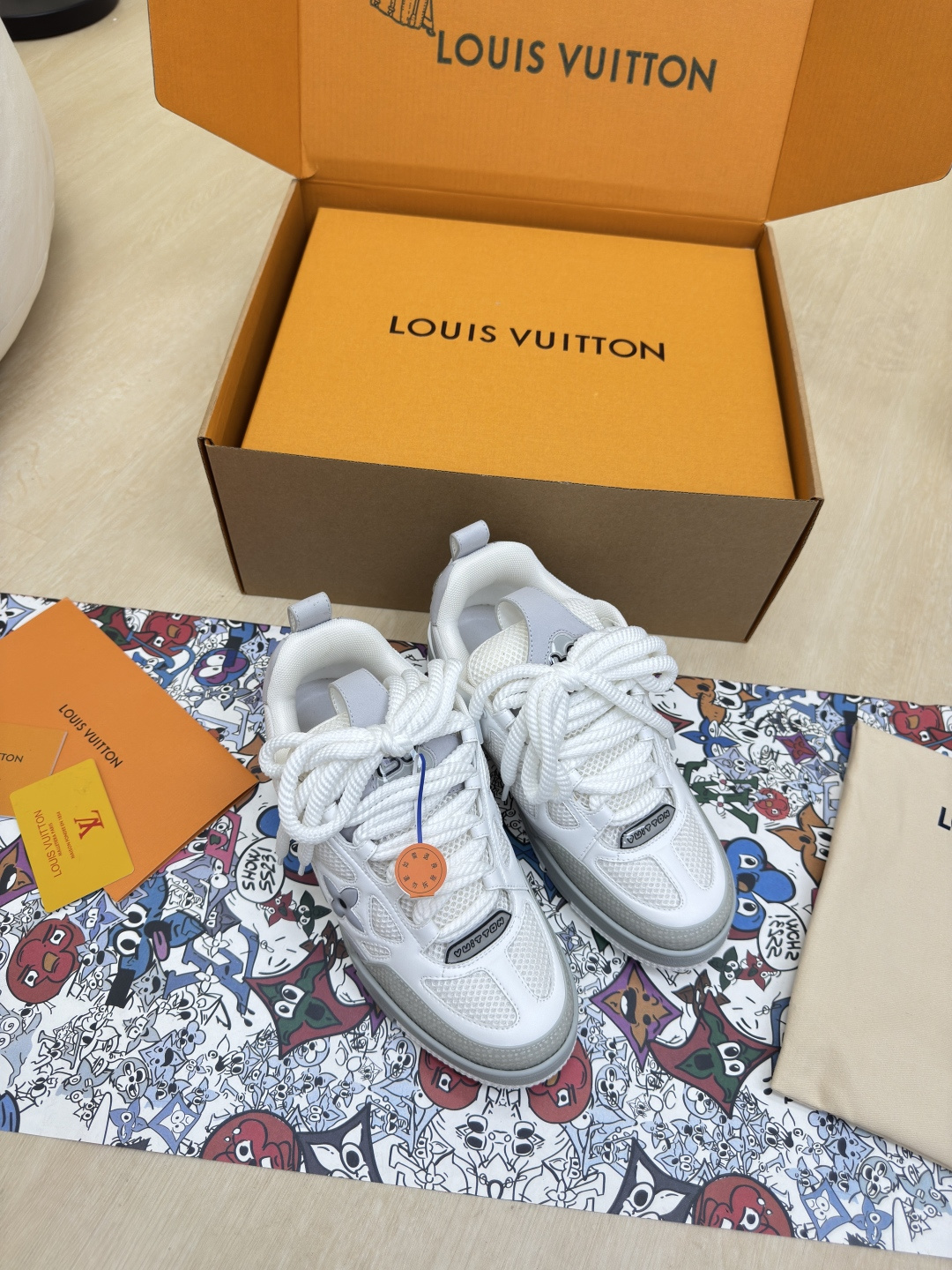 NO:459525,First-class quality means that there are no other disadvantages in high quality. Four-leaf clover, high-quality, flawless, 5 colors. The men's model created by white and gray LV is already a masterpiece of Sneaker in the hearts of a generation. Recently, LV has continued to go to the 'White Canvas' project and worked with two Chinese artists, Zhou Yilun and Wenna, to realize the high-quality art Trainer, so that LV can still provide stunning and desire for creators and young players. LV's classic sneaker streaming product, LV, has once again produced high-yield and new colors. The physical objects have been fully exposed and are expected to be released in the near future!  Material top layer cowhide High quality Flawless Sole Original TPU outsole Size Number Men's Size 39 40 41 42 43 44 45 46, Casual Shoes/Sneakers, louis vuitton,sneakers,cowhide19860909一等一品质 就是品质高点没有其他缺点 四叶草 高品质 无瑕疵 5种配色 白 灰 LV 打造的 男款 已是一代人心中的 Sneaker 神作,近期 LV 延续去「白色画布」企划,与周轶伦、文那这 2 位中国艺术家携手,实现高定规格艺术 Trainer,使得 LV仍能为创作者、青年玩家,提供惊艳和渴望. LV的经典球鞋流产品LV胖丁 5 种款新配色再次高产上新,目前实物已经全面曝光,预计将在近期陆续发布！ 材质头层牛皮 高品质 无瑕疵 鞋底原版TPU大底 码数 男码39 40 41 42 43 44 45 46,休闲鞋/运动鞋,louis vuitton,sneakers,cowhide,Women's Shoes