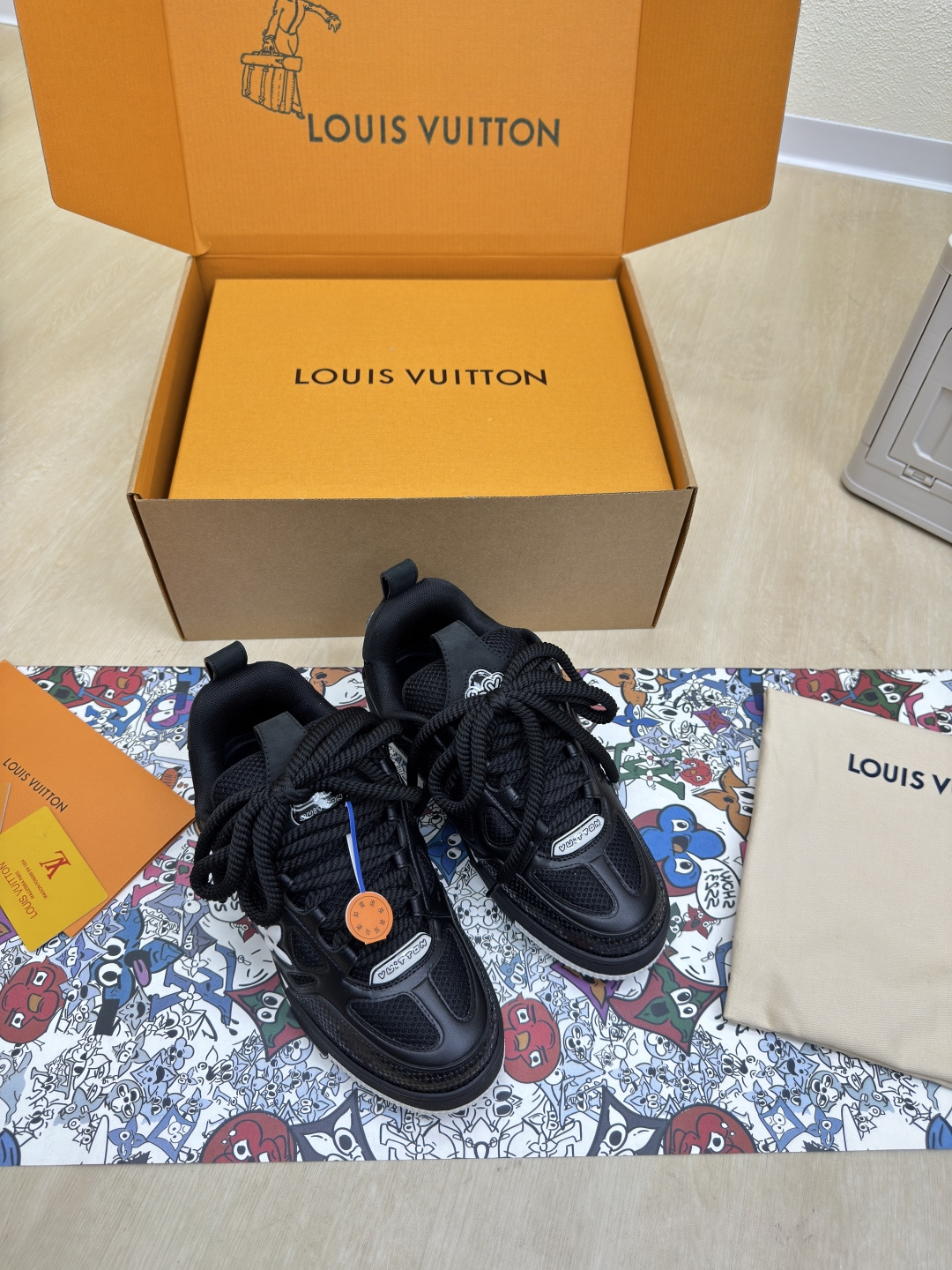 NO:459530,First-class quality means high quality without other shortcomings. Four-leaf clover, high-quality, flawless, 5 colors. The men's model created by Black Warrior LV is already a masterpiece of Sneaker in the hearts of a generation. Recently, LV has continued to go to the 'White Canvas' project and worked with two Chinese artists, Zhou Yilun and Wenna, to realize the high-quality art of Trainer, so that LV can still provide stunning and desire for creators and young players. LV's classic sneaker streaming product, LV, has once again produced high-yield and new colors. The physical objects have been fully exposed and are expected to be released in the near future!  Material top layer cowhide High quality Flawless Sole Original TPU outsole Size Number Men's Size 39 40 41 42 43 44 45 46, Casual Shoes/Sneakers, louis vuitton,sneakers,cowhide19860909一等一品质 就是品质高点没有其他缺点 四叶草 高品质 无瑕疵 5种配色 黑武士 LV 打造的 男款 已是一代人心中的 Sneaker 神作,近期 LV 延续去「白色画布」企划,与周轶伦、文那这 2 位中国艺术家携手,实现高定规格艺术 Trainer,使得 LV仍能为创作者、青年玩家,提供惊艳和渴望. LV的经典球鞋流产品LV胖丁 5 种款新配色再次高产上新,目前实物已经全面曝光,预计将在近期陆续发布！ 材质头层牛皮 高品质 无瑕疵 鞋底原版TPU大底 码数 男码39 40 41 42 43 44 45 46,休闲鞋/运动鞋,louis vuitton,sneakers,cowhide,Women's Shoes