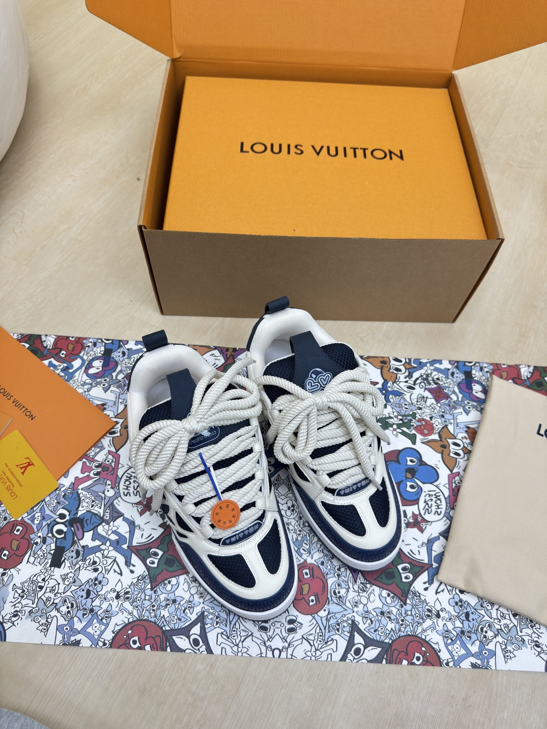 NO:459539,First-class quality means high quality without other shortcomings. Four-leaf clover, high-quality, flawless 5 colors. The men's model created by Lake Blue LV has become a masterpiece of Sneaker in the hearts of a generation. Recently, LV has continued to go to the 'White Canvas' project and worked with two Chinese artists, Zhou Yilun and Wenna, to realize the high-quality art Trainer, so that LV can still provide stunning and desire for creators and young players. LV's classic sneaker streaming product, LV, has once again produced high-yield and new colors. The physical objects have been fully exposed and are expected to be released in the near future!  Material top layer cowhide High quality Flawless Sole Original TPU outsole Size Number Men's Size 39 40 41 42 43 44 45 46, Casual Shoes/Sneakers, louis vuitton,sneakers,cowhide19860909一等一品质 就是品质高点没有其他缺点 四叶草 高品质 无瑕疵 5种配色 湖蓝色 LV 打造的 男款 已是一代人心中的 Sneaker 神作,近期 LV 延续去「白色画布」企划,与周轶伦、文那这 2 位中国艺术家携手,实现高定规格艺术 Trainer,使得 LV仍能为创作者、青年玩家,提供惊艳和渴望. LV的经典球鞋流产品LV胖丁 5 种款新配色再次高产上新,目前实物已经全面曝光,预计将在近期陆续发布！ 材质头层牛皮 高品质 无瑕疵 鞋底原版TPU大底 码数 男码39 40 41 42 43 44 45 46,休闲鞋/运动鞋,louis vuitton,sneakers,cowhide,Women's Shoes