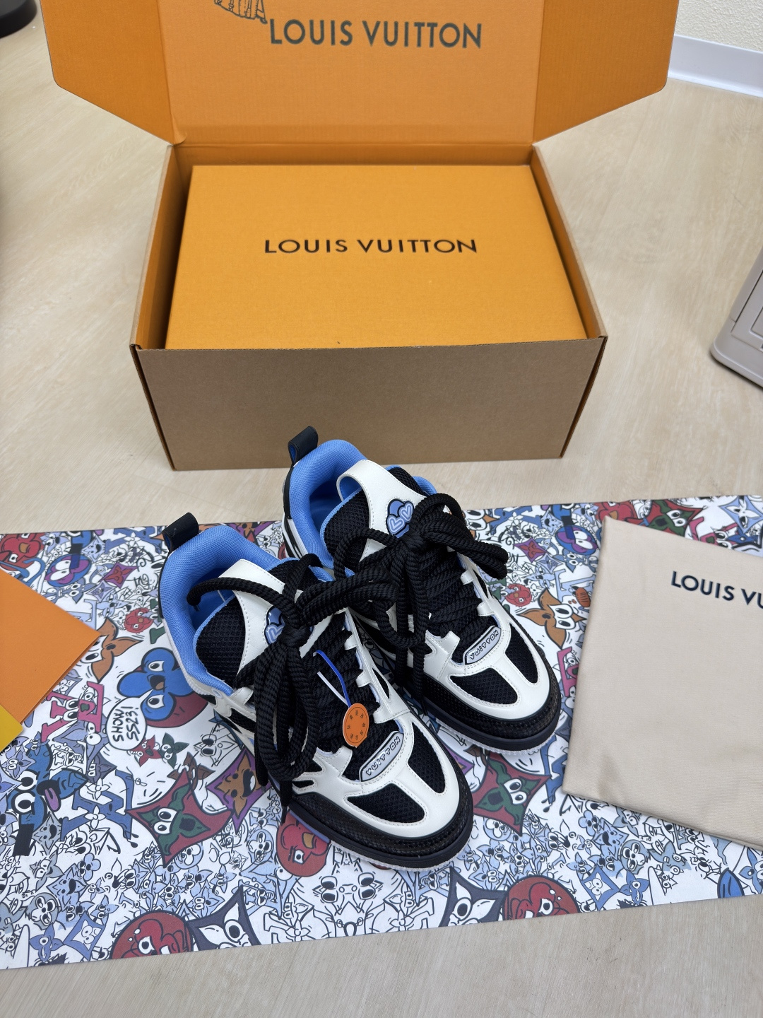 NO:459546,First-class quality means high-quality without other shortcomings. Four-leaf clover, high-quality, flawless. The men's model created by black and blue LV is already a masterpiece of Sneaker in the hearts of a generation. Recently, LV has continued to go to the 'White Canvas' project and joined hands with two Chinese artists, Zhou Yilun and Wenna, to realize the high-quality art Trainer, so that LV can still provide stunning and desire for creators and young players. LV's classic sneaker streaming product LV Pangding has once again produced high-yield new colors. The physical objects have been fully exposed and are expected to be released in the near future!  Material top layer cowhide High quality Flawless Sole Original TPU outsole Size Number Men's Size 39 40 41 42 43 44 45 46, Casual Shoes/Sneakers, louis vuitton,sneakers,cowhide19860909一等一品质 就是品质高点没有其他缺点 四叶草 高品质 无瑕疵 5种配色 黑 蓝 LV 打造的 男款 已是一代人心中的 Sneaker 神作,近期 LV 延续去「白色画布」企划,与周轶伦、文那这 2 位中国艺术家携手,实现高定规格艺术 Trainer,使得 LV仍能为创作者、青年玩家,提供惊艳和渴望. LV的经典球鞋流产品LV胖丁 5 种款新配色再次高产上新,目前实物已经全面曝光,预计将在近期陆续发布！ 材质头层牛皮 高品质 无瑕疵 鞋底原版TPU大底 码数 男码39 40 41 42 43 44 45 46,休闲鞋/运动鞋,louis vuitton,sneakers,cowhide,Women's Shoes