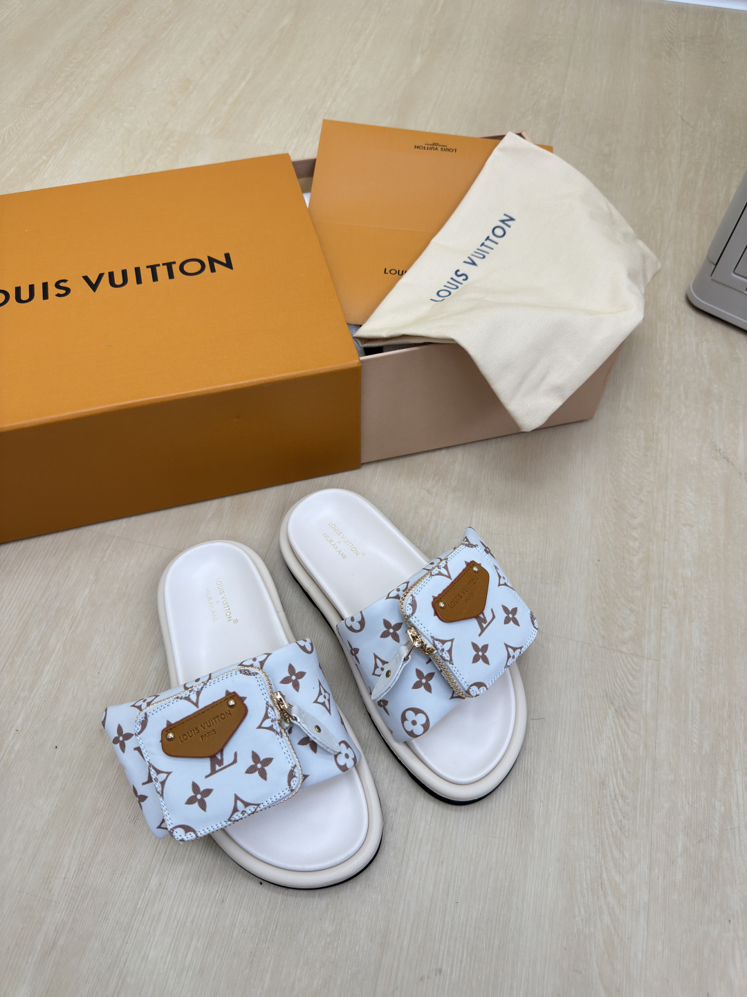 NO:459524,L donkey small bags and slippers, super cost-effective, high quality, flawless, 5 colors of white and light blue LV creation, allowing LV to still provide stunning and desire for creators and young players. 5 new colors have been produced and new again, and the actual product has been fully exposed and is expected to be released in the near future!  Material top layer cowhide High quality Flawless Sole Original TPU outsole Size 35 36 37 38 39 40 41, slippers, louis vuitton, louis vuitton, slippers, cowhide19860909L驴 小包包拖鞋 超高性价比 高品质 无瑕疵 5种配色 白 浅蓝 LV 打造 使得 LV  仍能为创作者、青年玩家,提供惊艳和渴望. 5 种款新配色再次高产上新,目前实物已经全面曝光,预计将在近期陆续发布！ 材质头层牛皮 高品质 无瑕疵 鞋底原版TPU大底 码数 35 36 37 38 39 40 41,拖鞋,louis vuitton,louis vuitton,slippers,cowhide,Women's Shoes