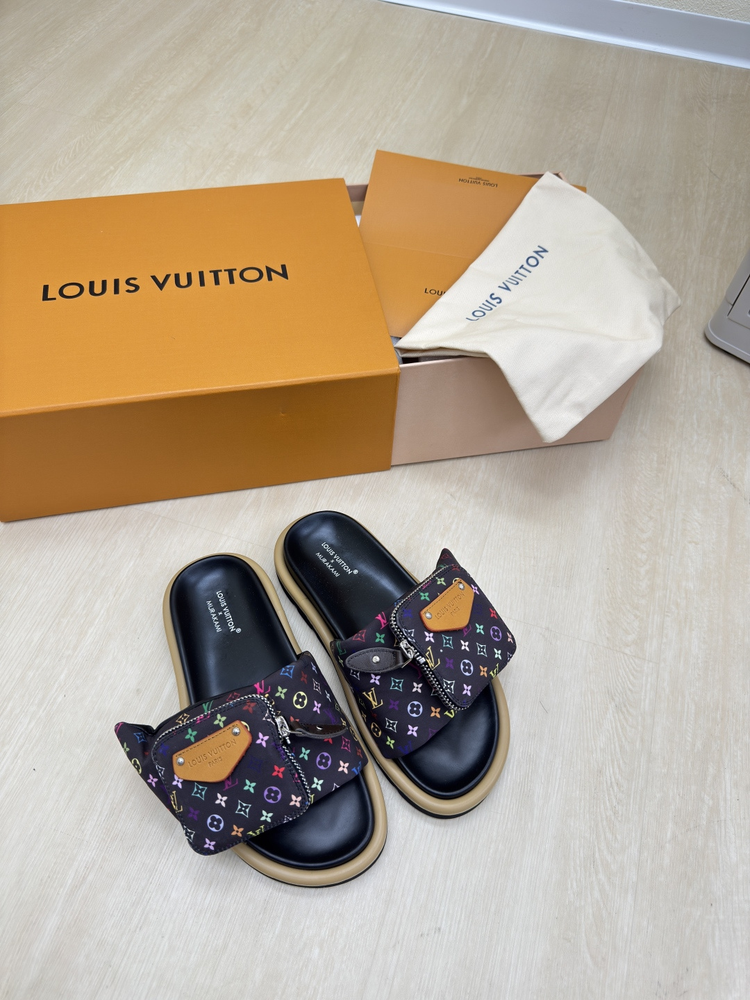 NO:459528,L donkey, small bags and slippers, super cost-effective, high quality, flawless, 5 colors of black and purple presbyterian LV creation allows LV to still provide stunning and desire for creators and young players. 5 new colors have been produced and new again, and the actual product has been fully exposed and is expected to be released in the near future!  Material top layer cowhide High quality Flawless Sole Original TPU outsole Size 35 36 37 38 39 40 41, slippers, louis vuitton, louis vuitton, slippers, cowhide19860909L驴 小包包拖鞋 超高性价比 高品质 无瑕疵 5种配色 黑 紫色老花 LV 打造 使得 LV  仍能为创作者、青年玩家,提供惊艳和渴望. 5 种款新配色再次高产上新,目前实物已经全面曝光,预计将在近期陆续发布！ 材质头层牛皮 高品质 无瑕疵 鞋底原版TPU大底 码数 35 36 37 38 39 40 41,拖鞋,louis vuitton,louis vuitton,slippers,cowhide,Women's Shoes