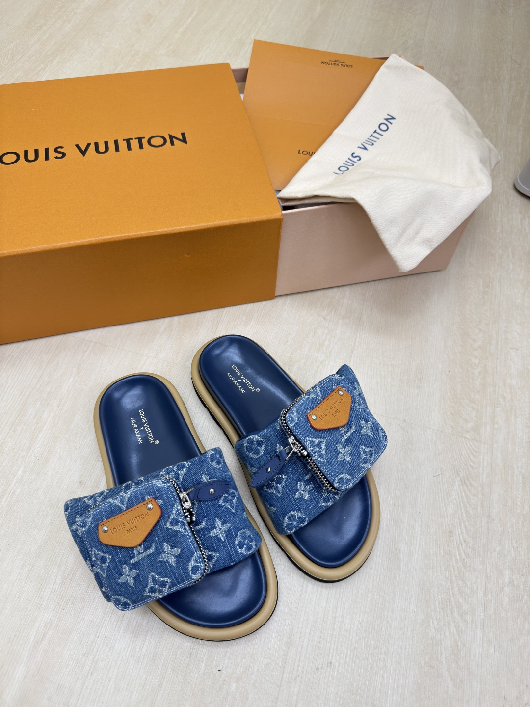 NO:459509,L donkey, small bags and slippers, super cost-effective, high quality, flawless, 5 colors, blue, washed denim LV created, allowing LV to still provide stunning and desire for creators and young players. 5 new colors have been produced and new again, and the actual product has been fully exposed and is expected to be released in the near future!  Material top layer cowhide High quality Flawless Sole Original TPU outsole Size 35 36 37 38 39 40 41, slippers, louis vuitton, louis vuitton, slippers, cowhide19860909L驴 小包包拖鞋 超高性价比 高品质 无瑕疵 5种配色 蓝色 水洗牛仔LV 打造 使得 LV  仍能为创作者、青年玩家,提供惊艳和渴望. 5 种款新配色再次高产上新,目前实物已经全面曝光,预计将在近期陆续发布！ 材质头层牛皮 高品质 无瑕疵 鞋底原版TPU大底 码数 35 36 37 38 39 40 41,拖鞋,louis vuitton,louis vuitton,slippers,cowhide,Women's Shoes