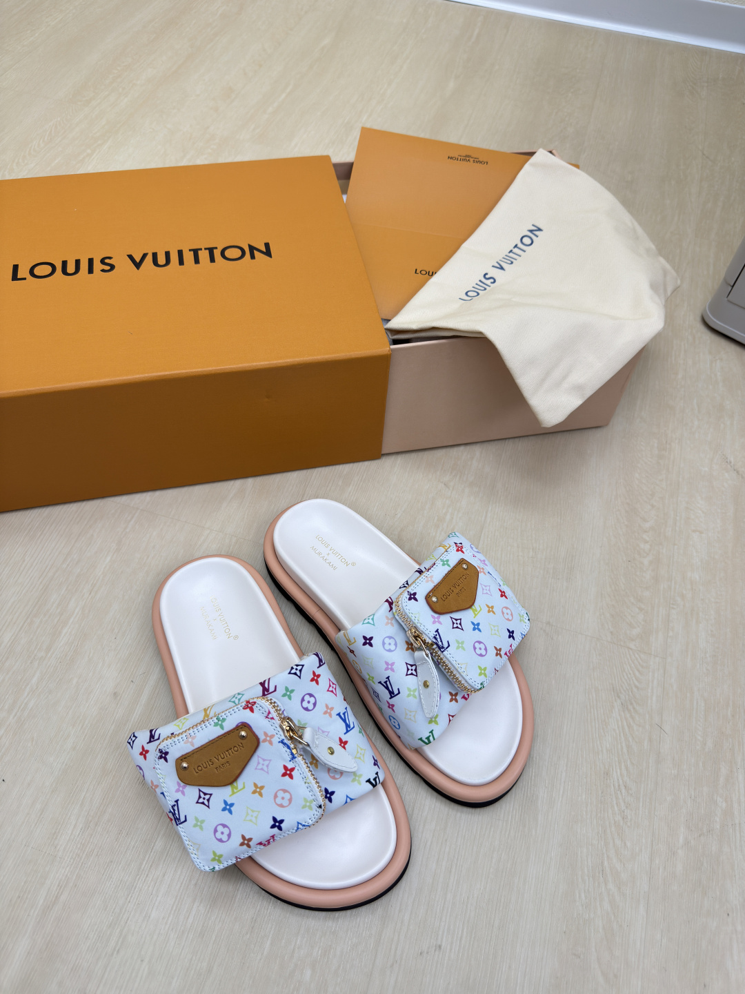 NO:459513,L donkey small bags and slippers, super cost-effective, high quality, flawless, 5 colors of white presbyopia LV creation allows LV to still provide stunning and desire for creators and young players. 5 new colors have been produced and new again, and the actual product has been fully exposed and is expected to be released in the near future!  Material top layer cowhide High quality Flawless Sole Original TPU outsole Size 35 36 37 38 39 40 41, slippers, louis vuitton, louis vuitton, slippers, cowhide19860909L驴 小包包拖鞋 超高性价比 高品质 无瑕疵 5种配色 白色老花 LV 打造 使得 LV  仍能为创作者、青年玩家,提供惊艳和渴望. 5 种款新配色再次高产上新,目前实物已经全面曝光,预计将在近期陆续发布！ 材质头层牛皮 高品质 无瑕疵 鞋底原版TPU大底 码数 35 36 37 38 39 40 41,拖鞋,louis vuitton,louis vuitton,slippers,cowhide,Women's Shoes