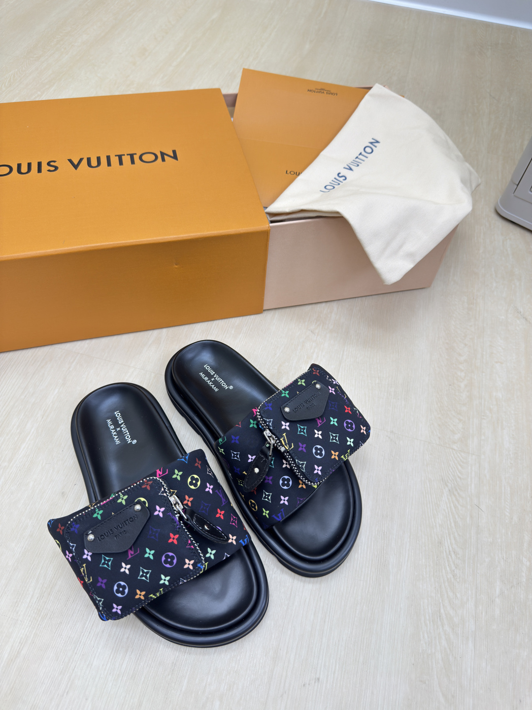 NO:459517,L donkey small bags and slippers, super cost-effective, high quality, flawless, 5 colors, all black presbyopia LV creation allows LV to still provide stunning and desire for creators and young players. 5 new colors have been produced and new again, and the actual product has been fully exposed and is expected to be released in the near future!  Material top layer cowhide High quality Flawless Sole Original TPU outsole Size 35 36 37 38 39 40 41, slippers, louis vuitton, louis vuitton, slippers, cowhide19860909L驴 小包包拖鞋 超高性价比 高品质 无瑕疵 5种配色 全黑色老花 LV 打造 使得 LV  仍能为创作者、青年玩家,提供惊艳和渴望. 5 种款新配色再次高产上新,目前实物已经全面曝光,预计将在近期陆续发布！ 材质头层牛皮 高品质 无瑕疵 鞋底原版TPU大底 码数 35 36 37 38 39 40 41,拖鞋,louis vuitton,louis vuitton,slippers,cowhide,Women's Shoes