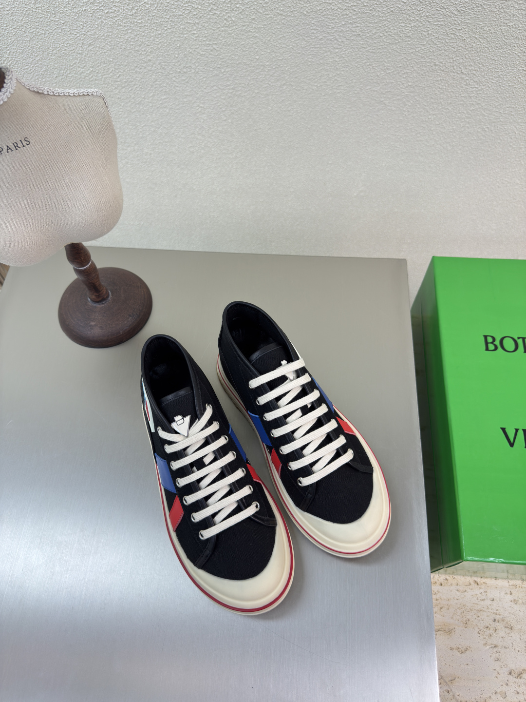 NO:223854,BV Eliot sneakers, men and women, height increase of 5cm Runner sneakers, using lightweight technology mesh fabric. Matched with geometric patterns, rubber outsole. Calfskin, paired with Italian 80 cotton, 20 cowhide leather, jazz black, women, men's 10 king-fried series, high version, accurate bagging technology, thickened foot pads, height increase of 5cm, actually increase height a lot, still the same legs are thin, very nice, playable and fabricated, benchmarking, bagging technology, accurate bagging technology, accurate outsole, color combination, TPU outsole, women's style 35 36 37 38 39 40 41 (40 41 customization) Men's style 39 40 41 42 43 44 45. (45 size customization) (can accept customer logo without refund and exchange price)  Configure original packaging, casual shoes/sports shoes, bottega veneta, sneakers, cowhide19860909BV Eliot 运动鞋 男女款 增高5cm Runner运动鞋,采用轻质科技网布面料. 搭配几何图案设计橡胶外底. 小牛皮 搭配 意大利 80棉、20牛皮革 爵士黑 女款 男10 王炸系列 高版本 认准套包工艺  加厚垫脚  增高5CM 实际增高很多哦,还是一样显腿细 非常nice 耐玩耐造 对标对版 套包鞋工艺 认准高版本  大底选用 拼色 TPU 大底 女款 35 36 37 38 39 40 41（40 41定制） 男款 39 40 41 42 43 44 45.(45码定制) (可承接客人logo不退换价优) 配置原版包装,休闲鞋/运动鞋,bottega veneta,sneakers,cowhide,Women's Shoes