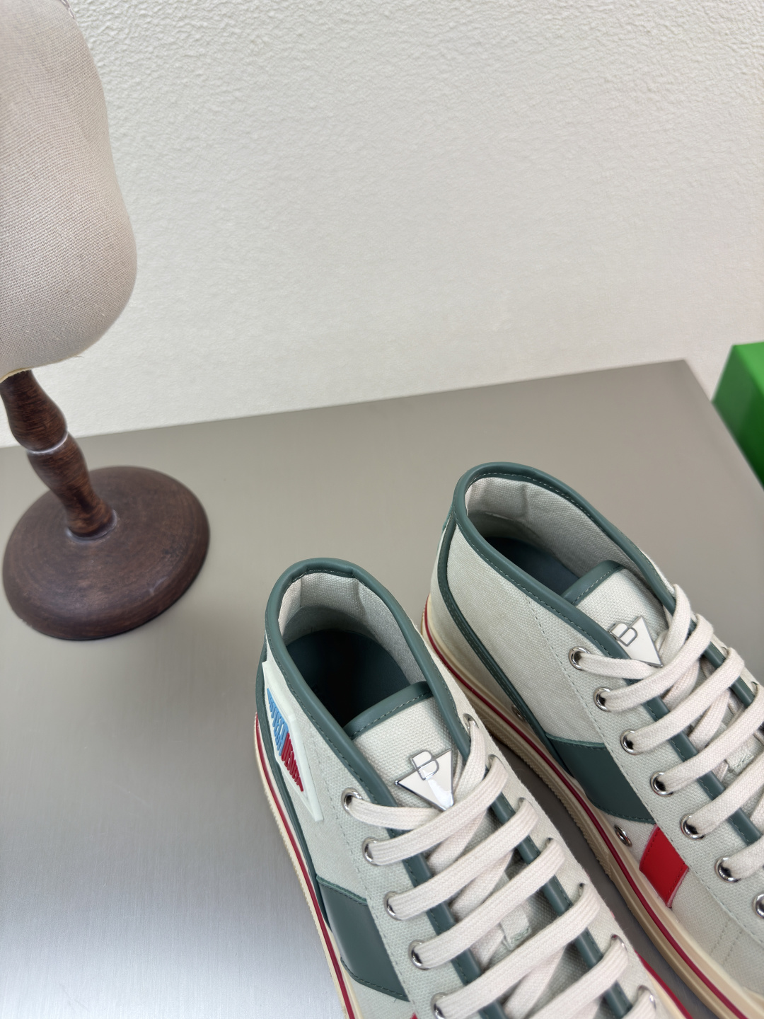 NO:223862,BV Eliot sneakers, men and women, height increase of 5cm Runner sneakers, using lightweight technology mesh fabric. Matched with geometric patterns, rubber outsole. Calfskin, paired with Italian 80 cotton, 20 cowhide leather, aloe green, women's style, men's 10 king-fried series, high version, accurate bagging process, thickened foot pads, height increase of 5cm, actually increase height a lot, still the same legs are thin, very nice, play-resistant, benchmarked, counterweight, bagging process, accurate bagging process, accurate outsole, color blocking, TPU outsole, women's style 35 36 37 38 39 40 41 (40 41 customization) Men's style 39 40 41 42 43 44 45. (45 size customization) (can accept customer logo without refund and exchange price)  Configure original packaging, casual shoes/sports shoes, bottega veneta, sneakers, cowhide19860909BV Eliot 运动鞋 男女款 增高5cm Runner运动鞋,采用轻质科技网布面料. 搭配几何图案设计橡胶外底. 小牛皮 搭配 意大利 80棉、20牛皮革 芦荟绿 女款 男10 王炸系列 高版本 认准套包工艺  加厚垫脚  增高5CM 实际增高很多哦,还是一样显腿细 非常nice 耐玩耐造 对标对版 套包鞋工艺 认准高版本  大底选用 拼色 TPU 大底 女款 35 36 37 38 39 40 41（40 41定制） 男款 39 40 41 42 43 44 45.(45码定制) (可承接客人logo不退换价优) 配置原版包装,休闲鞋/运动鞋,bottega veneta,sneakers,cowhide,Women's Shoes