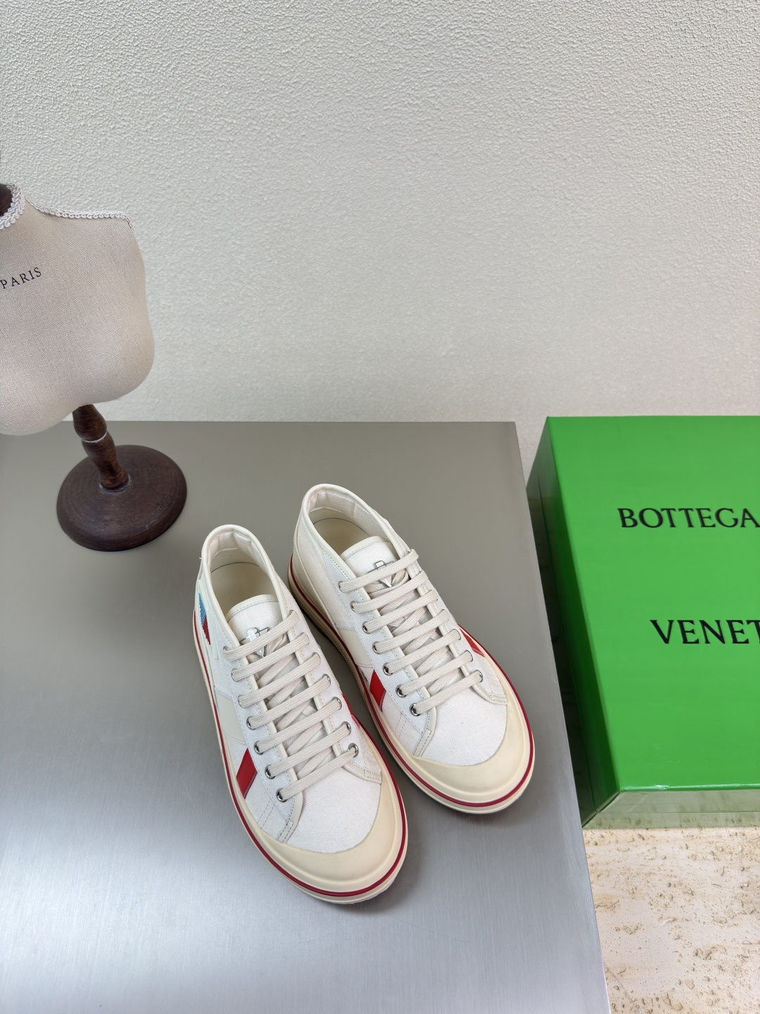 NO:223860,BV Eliot sneakers, men and women, height increase of 5cm Runner sneakers, using lightweight technology mesh fabric. Matched with geometric patterns, rubber outsole. Calfskin, paired with Italian 80 cotton, 20 cowhide leather, sea salt white, women's style, men's 10 king-fried series, high version, accurate bagging technology, thickened foot pads, height increase of 5cm, actual height increase, still make the legs look thin, very nice, playable and fabricated, benchmarking, bagging technology, accurate bagging technology, accurate outsole, color combination, TPU outsole, women's style 35 36 37 38 39 40 41 (40 41 customization) Men's style 39 40 41 42 43 44 45. (45 size customization) (can accept customer logo without refund and exchange price)  Configure original packaging, casual shoes/sports shoes, bottega veneta, sneakers, cowhide19860909BV Eliot 运动鞋 男女款 增高5cm Runner运动鞋,采用轻质科技网布面料. 搭配几何图案设计橡胶外底. 小牛皮 搭配 意大利 80棉、20牛皮革 海盐白 女款 男10 王炸系列 高版本 认准套包工艺  加厚垫脚  增高5CM 实际增高很多哦,还是一样显腿细 非常nice 耐玩耐造 对标对版 套包鞋工艺 认准高版本  大底选用 拼色 TPU 大底 女款 35 36 37 38 39 40 41（40 41定制） 男款 39 40 41 42 43 44 45.(45码定制) (可承接客人logo不退换价优) 配置原版包装,休闲鞋/运动鞋,bottega veneta,sneakers,cowhide,Women's Shoes