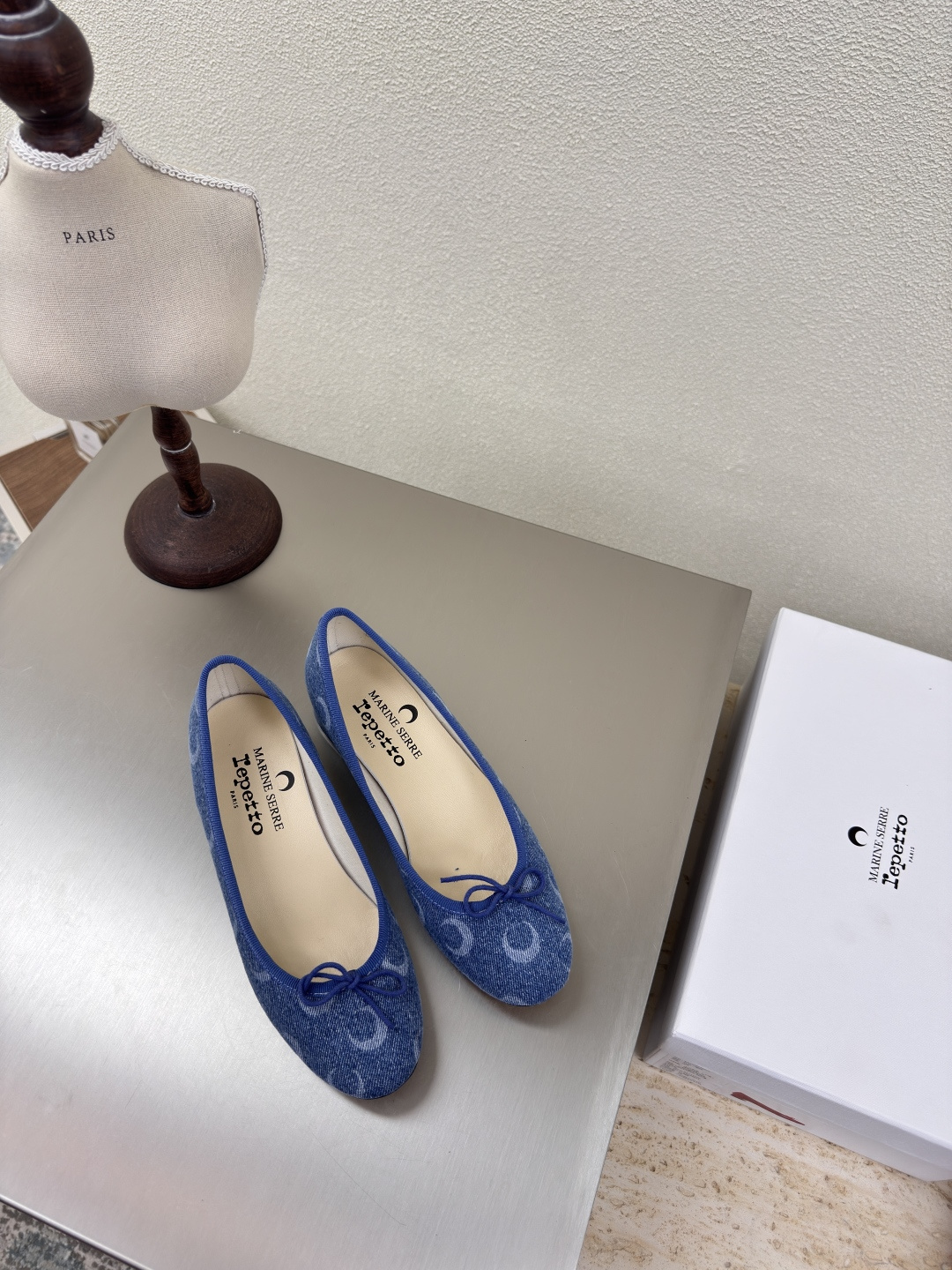 NO:223975,Moon Goddess Repetto X Marine Serre|Co-branded cooperation Repetto, a mid-heel blue washing cowboy, join hands with Marine Serre, combines French elegant rhythm with traditional modernity, forming a combination of pioneering fashion and ballet art → Super comfortable grandma shoes style ————————— Black lambskin, shoe webbing design, bow embellishment, fabric selection, high-quality lambskin, foot pads, lambskin printing logo, outsole, Italian leather reverse-haired sole, size 35 36 37 38 39 40 41 (40 41 customization), single shoes, sheepskin19860909月神降临Repetto X Marine Serre|联名合作 中跟蓝色洗水牛仔Repetto 携手 Marine Serre 将法式优雅的律动与传统现代的融合,构成先锋时尚与芭蕾艺术的联乘之作 →超级舒适的奶奶鞋风 ———————— 黑色小羊皮 鞋口织带设计 蝴蝶结点缀 面料选用 优质小羊皮 垫脚选用小羊皮印刷logo 大底 意大利真皮反毛大底 码数 35 36 37 38 39 40 41（40 41定制）,单鞋,sheepskin,Women's Shoes