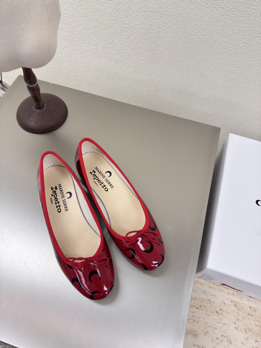 NO:223985,Moon Goddess Repetto X Marine Serre|Co-branded cooperation Mid-heeled red calf patent leather printed cowboy Repetto Join hand in hand Marine Serre combines French elegant rhythm with traditional modernity to form a joint work of pioneering fashion and ballet art → Super comfortable grandma shoes style ————————— Black lambskin Shoe webbing design bow embellishment Fabric selection High-quality lambskin footbeds Use lambskin printed logo outsole Italian leather reverse sole Size 35 36 37 38 39 40 41 (40 41 customization), single shoes, sheepskin19860909月神降临Repetto X Marine Serre|联名合作 中跟红色小牛漆皮印花洗水牛仔Repetto 携手 Marine Serre 将法式优雅的律动与传统现代的融合,构成先锋时尚与芭蕾艺术的联乘之作 →超级舒适的奶奶鞋风 ———————— 黑色小羊皮 鞋口织带设计 蝴蝶结点缀 面料选用 优质小羊皮 垫脚选用小羊皮印刷logo 大底 意大利真皮反毛大底 码数 35 36 37 38 39 40 41（40 41定制）,单鞋,sheepskin,Women's Shoes