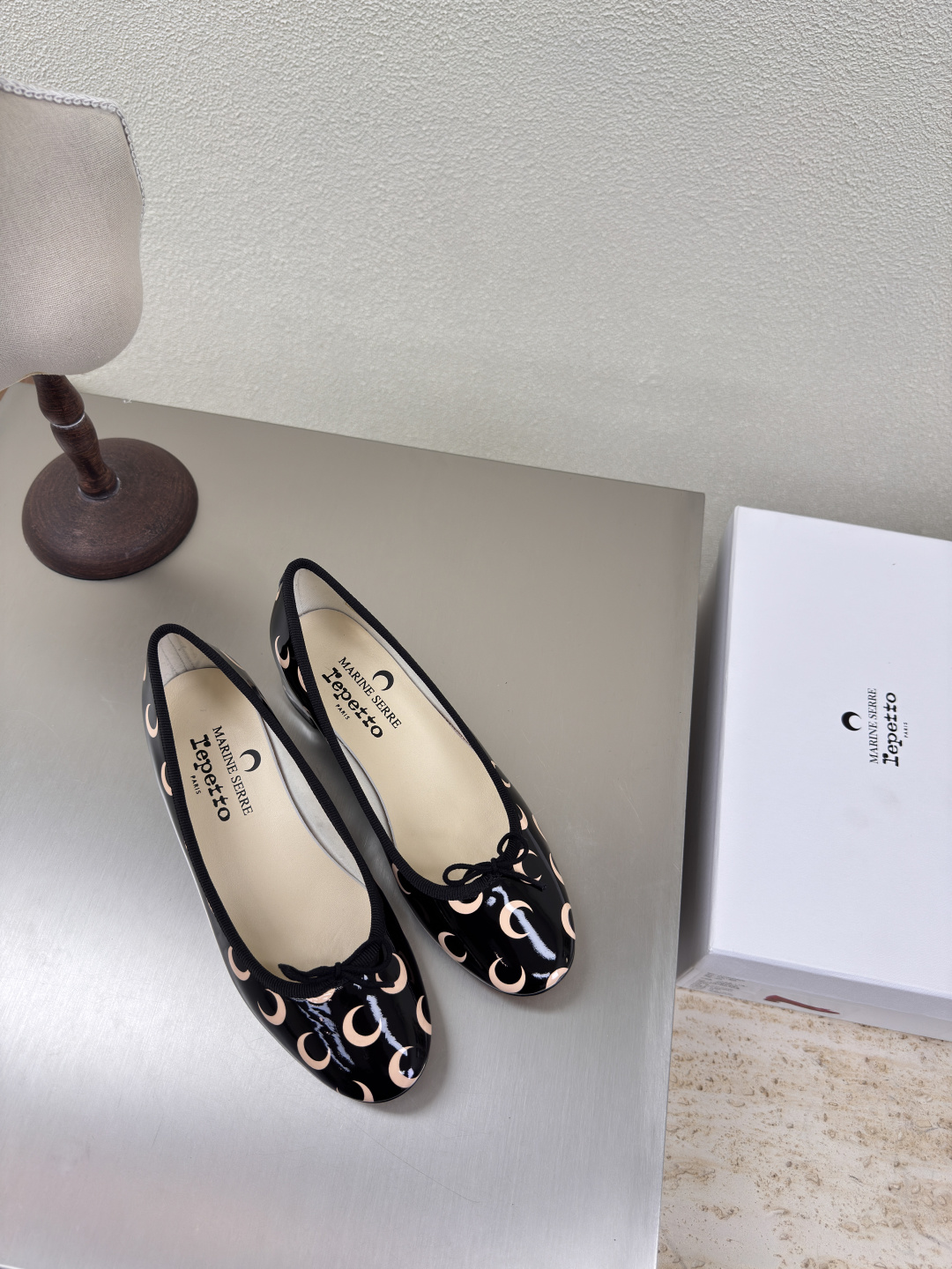 NO:223969,Moon Goddess Repetto X Marine Serre|Co-branded cooperation Mid-heeled black calf patent leather print Repetto join hands with Marine Serre combines French elegant rhythm with traditional modernity to form a joint work of pioneering fashion and ballet art → Super comfortable grandma shoes style ————————— Black lambskin Shoe webbing design Bow embellishment Fabric selection High-quality lambskin footbeds Use lambskin printing logo outsole Italian leather reverse sole Size 35 36 37 38 39 40 41 (40 41 customization), single shoes, sheepskin19860909月神降临Repetto X Marine Serre|联名合作 中跟黑色小牛漆皮印花 Repetto 携手 Marine Serre 将法式优雅的律动与传统现代的融合,构成先锋时尚与芭蕾艺术的联乘之作 →超级舒适的奶奶鞋风 ———————— 黑色小羊皮 鞋口织带设计 蝴蝶结点缀 面料选用 优质小羊皮 垫脚选用小羊皮印刷logo 大底 意大利真皮反毛大底 码数 35 36 37 38 39 40 41（40 41定制）,单鞋,sheepskin,Women's Shoes