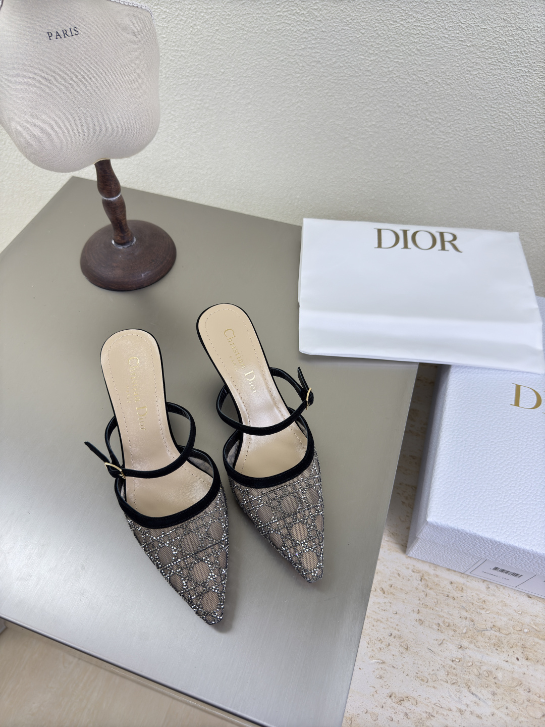 NO:459270,Cat heel DIOR mesh diamond series Ultra high version Metal diamond logo full of texture, shoe shape upgrade to the ultimate foot feeling, super beauty, this year's essential fashion items D-DOLL series classic pearl accessories are fashionable and versatile, full of girlishness, and more joyful. Classic cat heel series genuine leather outsole is printed with brand logo, decoration matches are a little bit of hourly wear. Flat sole is versatile. Sheepskin footbed and inner color selection Italian original outsole gilded Size 34 35 36 37 38 39 40 41 42 (34 40 41 42 customized size) with original packaging, high heels, dior, high heels, sheepskin, Leather soles19860909猫跟DIOR 网钻系列 超高版本 金属钻石 logo质感满满 鞋型升级到极致脚感 超级美 今年必不可少的时尚单品 D-DOLL系列经典珍珠配饰时髦又百搭,少女感十足 欣喜不止一点点 经典猫跟系列  真皮大底印有品牌logo,装饰搭配有一点点小时装.平底百搭.  羊皮垫脚和内里  颜色选择 意大利原版大底 鎏金 码数34 35 36 37 38 39 40 41 42 （34 40 41 42定做码数） 配原版包装,高跟鞋,dior,high heels,sheepskin,Leather soles,Women's Shoes