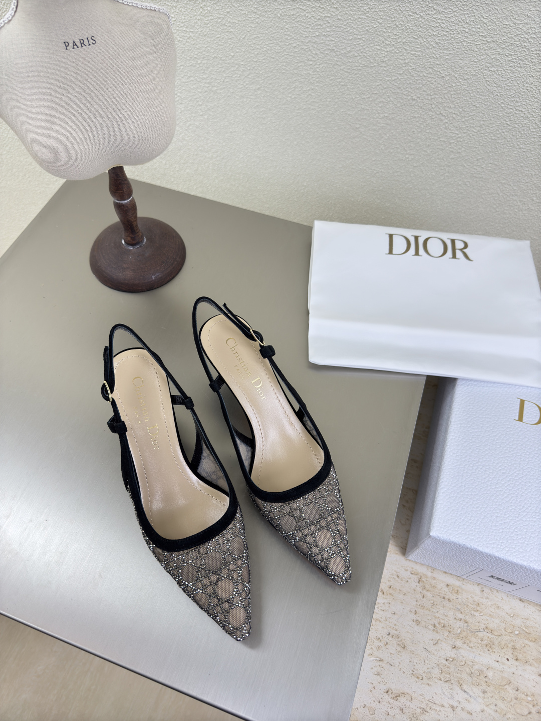 NO:459277,Cat heel DIOR mesh diamond series Ultra high version Rear empty metal diamond logo full texture Shoe shape upgrade to the ultimate foot feeling Super beauty This year's essential fashion items D-DOLL series classic pearl accessories are fashionable and versatile, full of girlishness, and more joyful. Classic cat heel series genuine leather outsole with brand logo printed with a little hourly dress, flat sole versatile. Sheepskin footbed and inner color selection Italian original outsole gilded Size 34 35 36 37 38 39 40 41 42 (34 40 41 42 customized size) with original packaging, high heels, dior, high heels, sheepskin, Leather soles19860909猫跟DIOR 网钻系列 超高版本 后空款 金属钻石 logo质感满满 鞋型升级到极致脚感 超级美 今年必不可少的时尚单品 D-DOLL系列经典珍珠配饰时髦又百搭,少女感十足 欣喜不止一点点 经典猫跟系列  真皮大底印有品牌logo,装饰搭配有一点点小时装.平底百搭.  羊皮垫脚和内里  颜色选择 意大利原版大底 鎏金 码数34 35 36 37 38 39 40 41 42 （34 40 41 42定做码数） 配原版包装,高跟鞋,dior,high heels,sheepskin,Leather soles,Women's Shoes