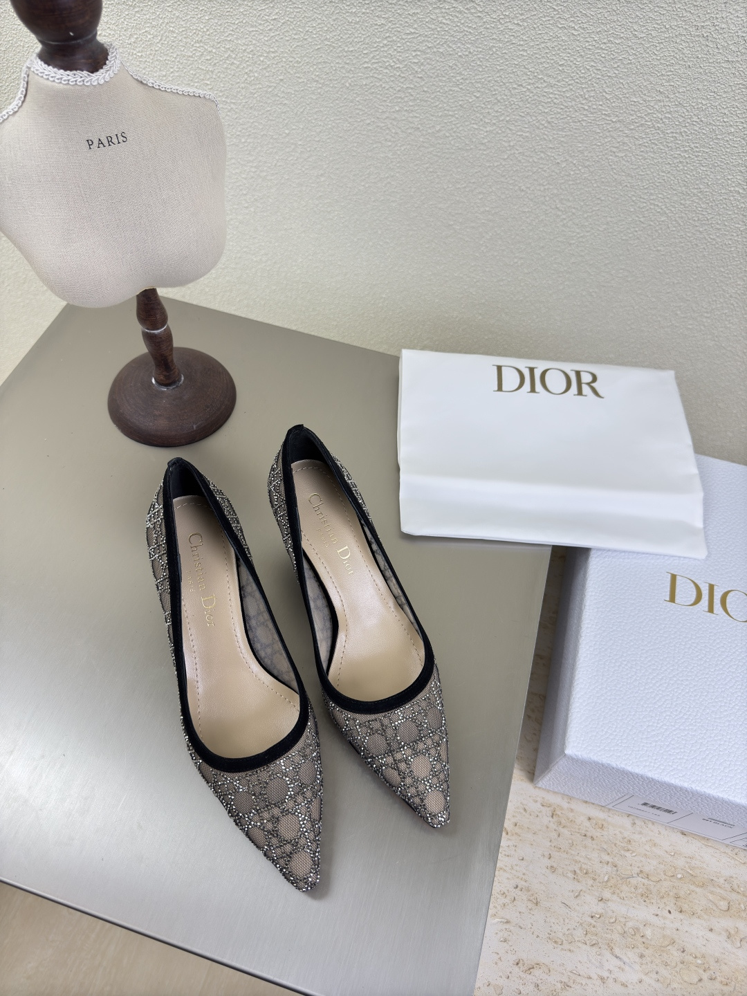 NO:459284,Cat heel DIOR mesh diamond series Ultra high version Single shoe model Metal diamond logo full of texture Shoe shape upgraded to the ultimate foot feeling Super beauty This year's essential fashion items D-DOLL series classic pearl accessories are fashionable and versatile, full of girlishness, and more joyful. Classic cat heel series genuine leather outsole with brand logo printed with a little hourly dress, flat sole versatile. Sheepskin footbed and inner color choice Italian original outsole gilded Size 34 35 36 37 38 39 40 41 42 (34 40 41 42 customized size) with original packaging, high heels, dior, high heels, sheepskin, Leather soles19860909猫跟DIOR 网钻系列 超高版本 单鞋款 金属钻石 logo质感满满 鞋型升级到极致脚感 超级美 今年必不可少的时尚单品 D-DOLL系列经典珍珠配饰时髦又百搭,少女感十足 欣喜不止一点点 经典猫跟系列  真皮大底印有品牌logo,装饰搭配有一点点小时装.平底百搭.  羊皮垫脚和内里  颜色选择 意大利原版大底 鎏金 码数34 35 36 37 38 39 40 41 42 （34 40 41 42定做码数） 配原版包装,高跟鞋,dior,high heels,sheepskin,Leather soles,Women's Shoes