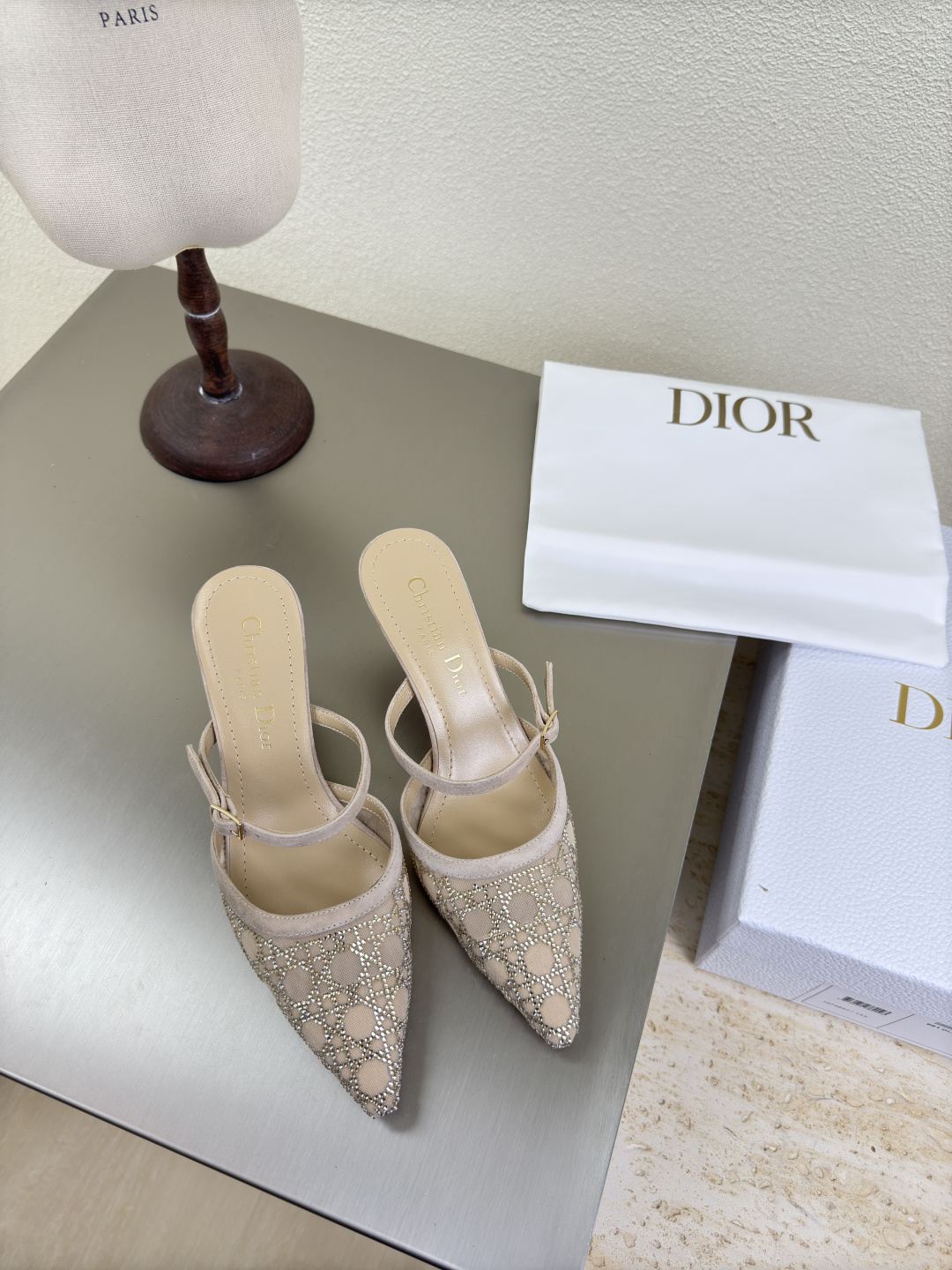 NO:459292,Cat heel DIOR mesh diamond series Ultra high version Apricot color Metal diamond logo full of texture, shoe shape upgraded to the ultimate foot feeling, super beauty, indispensable fashion items this year D-DOLL series classic pearl accessories are fashionable and versatile, full of girlishness, and more joyful. Classic cat heel series genuine leather outsole is printed with brand logo, decoration matches with a little bit of hourly wear. Flat sole is versatile. Sheepskin footbed and inner color selection Italian original outsole gilded Size 34 35 36 37 38 39 40 41 42 (34 40 41 42 customized size) with original packaging, high heels, dior, high heels, sheepskin, Leather soles19860909猫跟DIOR 网钻系列 超高版本 杏色 金属钻石 logo质感满满 鞋型升级到极致脚感 超级美 今年必不可少的时尚单品 D-DOLL系列经典珍珠配饰时髦又百搭,少女感十足 欣喜不止一点点 经典猫跟系列  真皮大底印有品牌logo,装饰搭配有一点点小时装.平底百搭.  羊皮垫脚和内里  颜色选择 意大利原版大底 鎏金 码数34 35 36 37 38 39 40 41 42 （34 40 41 42定做码数） 配原版包装,高跟鞋,dior,high heels,sheepskin,Leather soles,Women's Shoes