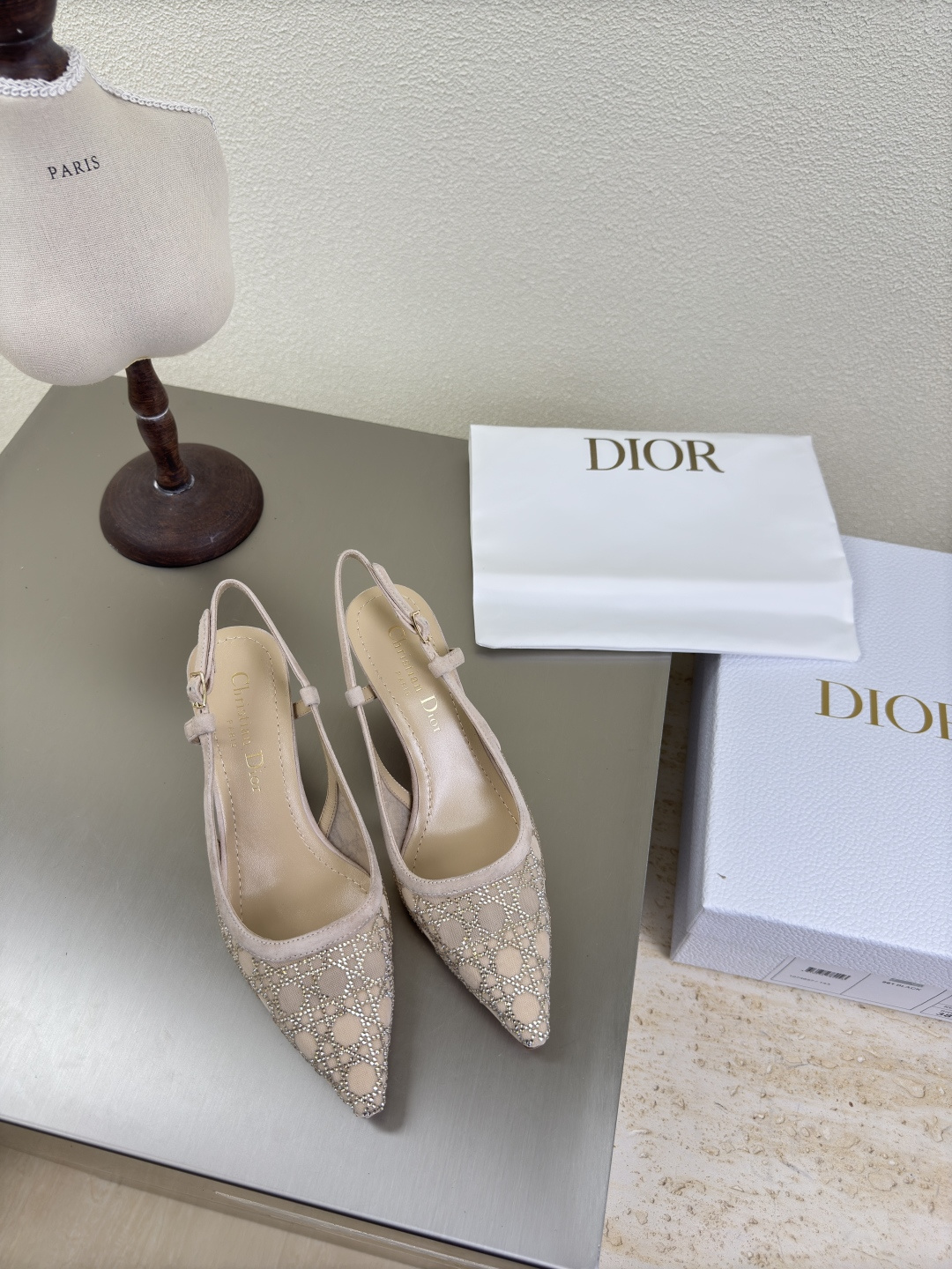 NO:459299,Cat heel DIOR mesh diamond series Ultra high version Apricot color back empty Metal diamond logo full texture Shoe shape upgrade to the ultimate foot feeling Super beauty This year's essential fashion items D-DOLL series classic pearl accessories are fashionable and versatile, full of girlishness, and more joyful. Classic cat heel series genuine leather outsole is printed with brand logo, and the decoration is a little bit of hourly wear. Flat sole is versatile. Sheepskin footbed and inner color selection Italian original outsole gilded Size 34 35 36 37 38 39 40 41 42 (34 40 41 42 customized size) with original packaging, high heels, dior, high heels, sheepskin, Leather soles19860909猫跟DIOR 网钻系列 超高版本 杏色后空 金属钻石 logo质感满满 鞋型升级到极致脚感 超级美 今年必不可少的时尚单品 D-DOLL系列经典珍珠配饰时髦又百搭,少女感十足 欣喜不止一点点 经典猫跟系列  真皮大底印有品牌logo,装饰搭配有一点点小时装.平底百搭.  羊皮垫脚和内里  颜色选择 意大利原版大底 鎏金 码数34 35 36 37 38 39 40 41 42 （34 40 41 42定做码数） 配原版包装,高跟鞋,dior,high heels,sheepskin,Leather soles,Women's Shoes