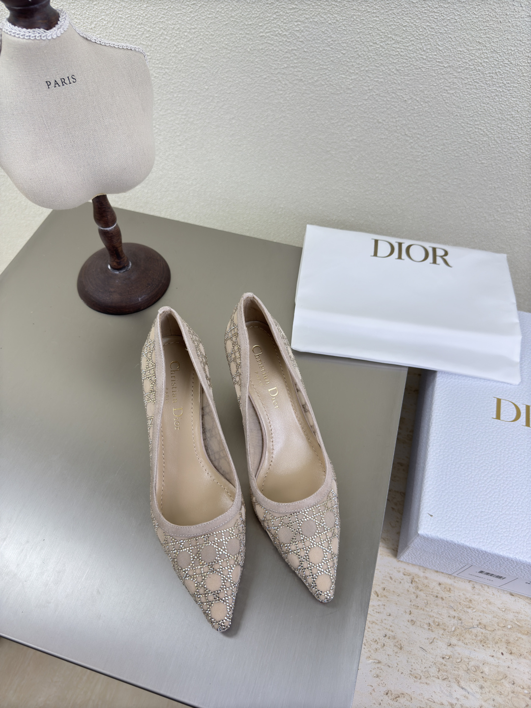 NO:459306,Cat heel DIOR mesh diamond series Ultra high version Apricot color single shoes Metal diamond logo full of texture Shoe shape upgraded to the ultimate foot feeling Super beauty This year's essential fashion items D-DOLL series classic pearl accessories are fashionable and versatile, full of girlishness, and more joyful. Classic cat heel series genuine leather outsole with brand logo printed with a little hourly dress, flat sole versatile. Sheepskin footbed and inner color selection Italian original outsole gilded Size 34 35 36 37 38 39 40 41 42 (34 40 41 42 customized size) with original packaging, high heels, dior, high heels, sheepskin, Leather soles19860909猫跟DIOR 网钻系列 超高版本 杏色单鞋 金属钻石 logo质感满满 鞋型升级到极致脚感 超级美 今年必不可少的时尚单品 D-DOLL系列经典珍珠配饰时髦又百搭,少女感十足 欣喜不止一点点 经典猫跟系列  真皮大底印有品牌logo,装饰搭配有一点点小时装.平底百搭.  羊皮垫脚和内里  颜色选择 意大利原版大底 鎏金 码数34 35 36 37 38 39 40 41 42 （34 40 41 42定做码数） 配原版包装,高跟鞋,dior,high heels,sheepskin,Leather soles,Women's Shoes