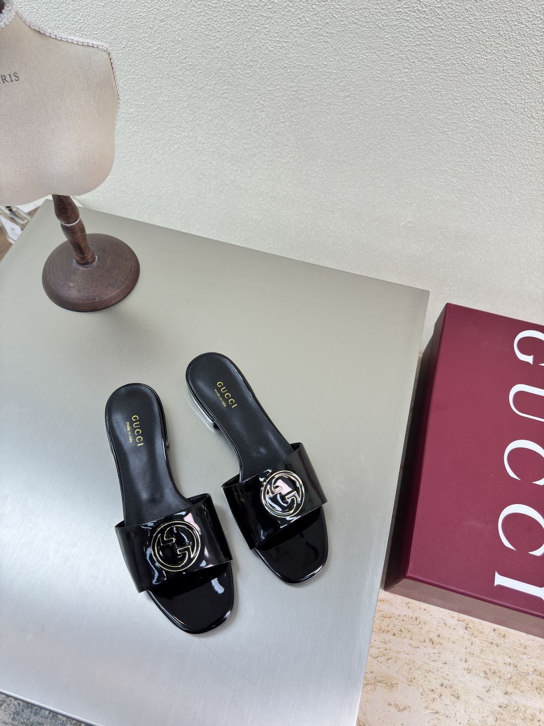 NO:224103,Maverick patent leather Ceramic filled hardware logo Flat sole Classic logo Flip flops Black GUCCI 2025 Heel height 1.5cm Classic calf leather Patent leather (with rubber sole can be accepted for orders with excellent price) Shoe style show Gucci Fashion brand logo plus, with super recognition and high recognition, all products are competing for brands first and then super heel high-ranking GUCCI is also out of date. Guccl Paris fashion show This series interprets the new fashion charm and continues the super high-heel design, which is favored by well-known overseas bloggers and millions of fans and bloggers. It is best-selling at home and abroad and has been out of stock. The top version of candy color matching, face shoe calf leather inner: sheepskin inner Sole shoes: genuine leather original outsole Size: 35 36 37 38 39 40 41 42 (40 41  42 Customized) Packaging: GUCCI full set of original packaging, slippers, christian louboutin, gucci, gucci, slippers, cowhide, sheepskin19860909小牛漆皮 陶瓷填充五金logo 平底 经典logo 一字拖鞋 黑色 GUCCI 2025 跟高 1.5cm 经典小牛皮 漆皮  （有橡胶底可接单价格优） 走鞋款秀 古驰  时尚的品牌LOGO持加,具有超辨高识度各品大争牌恐先推后出超系跟高列GUCCI不也落伍 Guccl巴黎时装秀场款 此系列演绎全新时尚魅力延续超高跟设计,深得海外知名博主青睐千万粉丝博主倾情演绎,畅销海内外国内已经断货,顶级版本糖果色配 面鞋小牛皮  里内:羊皮内里  底鞋:真皮原版大底 码数:35 36 37 38 39 40 41 42（40 41 42定制） 包装:GUCCI全套原包版装,拖鞋,christian louboutin,gucci,gucci,slippers,cowhide,sheepskin,Women's Shoes