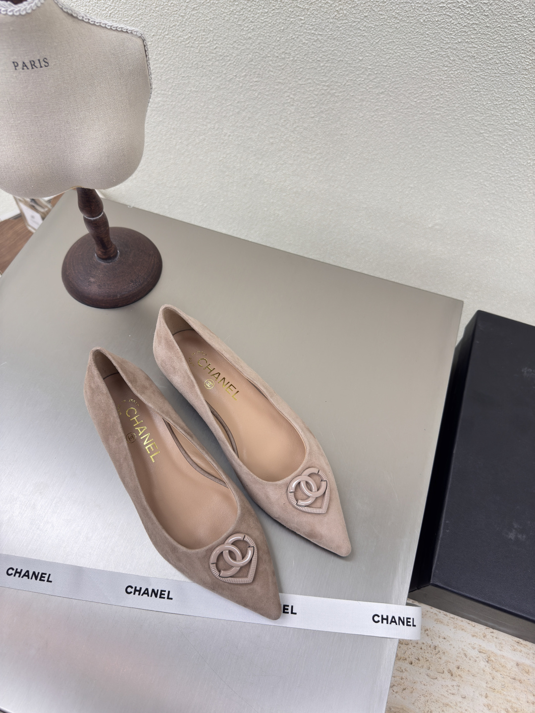NO:224062,Pointed toe flat sole, small fragrance, thick-soled slippers, hardware logo, blessed, comfortable and stylish, apricot color, sheep reverse velvet leather, handmade slippers, full texture, classic round toe thick sole design, super comfortable, the logo is clearly visible, elegant, lambskin inner lining, clear foot pad logo, no tiring feet, steel brand logo, benchmarking, pursuit of quality, original molded outsole, full texture 35 36 37 38 39 40 41 42 (40 41 42 customized) Matched with original packaging, exquisite ribbon, camellia, single shoes, slippers, sheepskin19860909尖头平底 小香 厚底拖鞋 五金logo 加持 舒适有范 杏色 羊反绒皮 手工拖鞋 l 质感满满 经典圆头厚底设计 超舒适   logo清晰可见  优雅 内里选用小羊皮内里 垫脚logo清晰  不累脚 钢印品牌logo 对标对版 追求品质 原版成型大底 质感满满  35 36 37 38 39 40 41 42（40 41 42 定制） 搭配原版包装 精致丝带 山茶花,单鞋,slippers,sheepskin,Women's Shoes