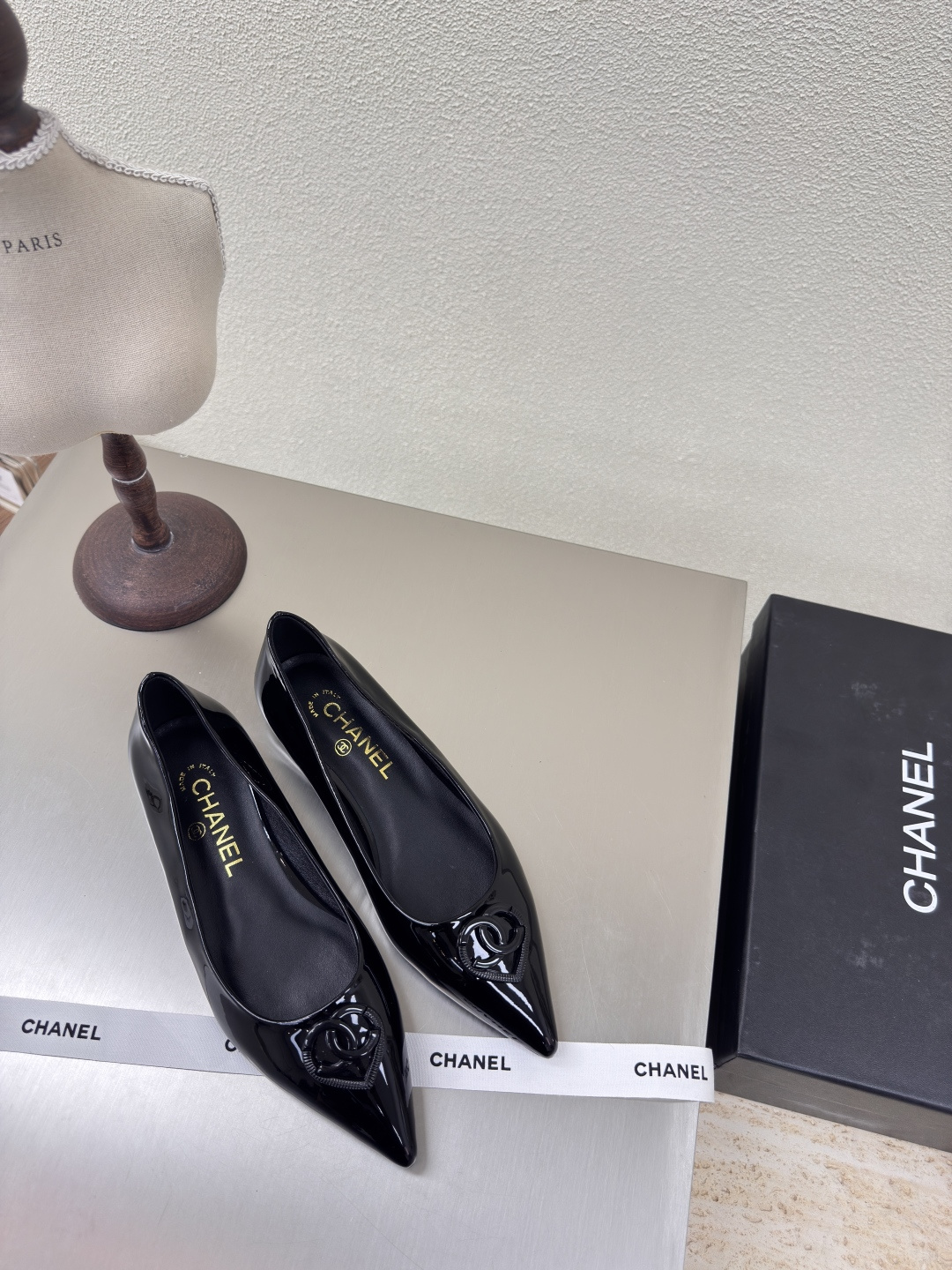 NO:224072,Pointed toe flat sole, small fragrance, thick-soled slippers, hardware logo, blessed, comfortable and stylish, black, calf patent leather handmade slippers, full of texture, classic round toe thick sole design, super comfortable, the logo is clearly visible, elegant, lambskin inner lining, clear foot pad logo, no tiring feet, steel brand logo, benchmarking, pursuit of quality, original molded outsole, full of texture 35 36 37 38 39 40 41 42 (40 41 42 customized) Matched with original packaging, exquisite ribbon, camellia, single shoes, slippers, sheepskin19860909尖头平底 小香 厚底拖鞋 五金logo 加持 舒适有范 黑色 小牛漆皮手工拖鞋 l 质感满满 经典圆头厚底设计 超舒适   logo清晰可见  优雅 内里选用小羊皮内里 垫脚logo清晰  不累脚 钢印品牌logo 对标对版 追求品质 原版成型大底 质感满满  35 36 37 38 39 40 41 42（40 41 42 定制） 搭配原版包装 精致丝带 山茶花,单鞋,slippers,sheepskin,Women's Shoes