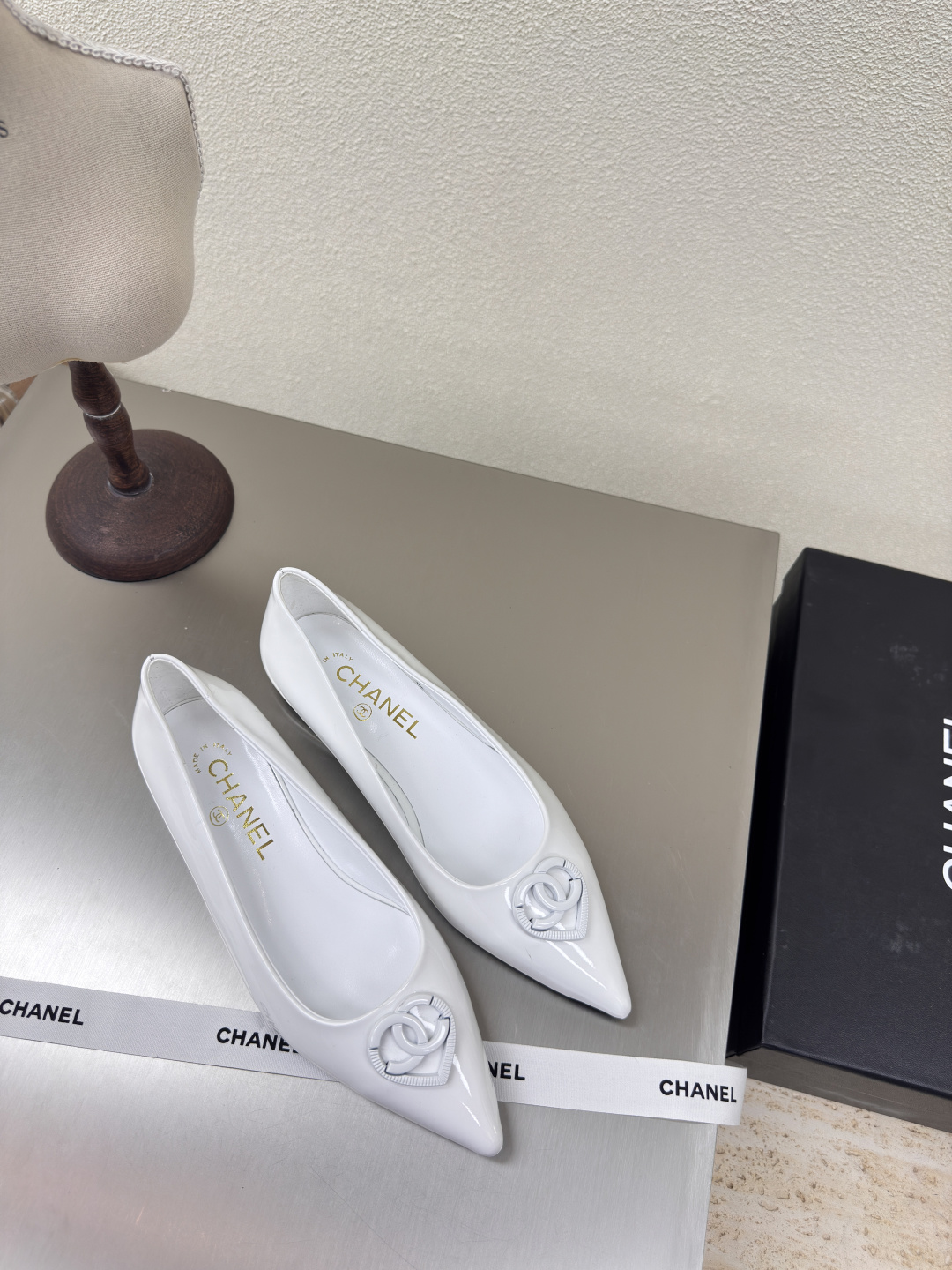 NO:224077,Pointed toe flat sole, small fragrance, thick-soled slippers, hardware logo, blessed, comfortable and stylish, white calf patent leather handmade slippers, full of texture, classic round toe thick sole design, super comfortable, the logo is clearly visible, elegant, lambskin inner lining, clear foot pad logo, no tiring feet, steel brand logo, benchmarking, pursuit of quality, original molded outsole, full of texture 35 36 37 38 39 40 41 42 (40 41 42 customized) Matched with original packaging, exquisite ribbon, camellia, single shoes, slippers, sheepskin19860909尖头平底 小香 厚底拖鞋 五金logo 加持 舒适有范 白色小牛漆皮手工拖鞋 l 质感满满 经典圆头厚底设计 超舒适   logo清晰可见  优雅 内里选用小羊皮内里 垫脚logo清晰  不累脚 钢印品牌logo 对标对版 追求品质 原版成型大底 质感满满  35 36 37 38 39 40 41 42（40 41 42 定制） 搭配原版包装 精致丝带 山茶花,单鞋,slippers,sheepskin,Women's Shoes