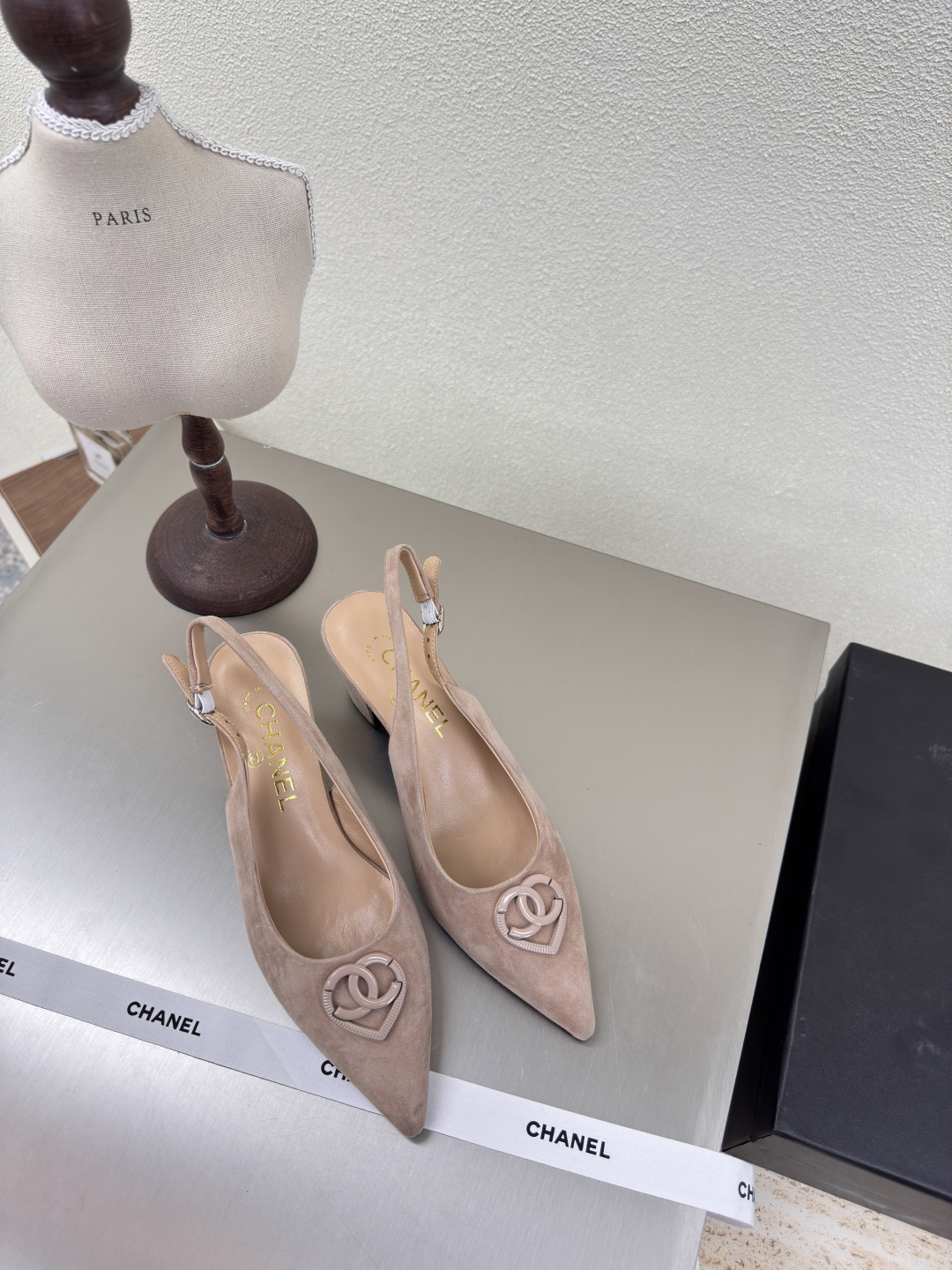 NO:224100,Sharp-toe classic mid-heel small fragrance empty shoes hardware logo blessing comfortable and stylish apricot color sheep reverse velvet leather handmade l full texture genuine leather outsole design super comfortable logo clearly visible elegance lambskin inner lining clear foot pad logo not tired feet stamp brand logo benchmarking version pursuit quality original molded outsole full texture 35 36 37 38 39 40 41 42 (40 41 42 customized) Matched with original packaging exquisite ribbon camellia, single shoes, sheepskin, Leather soles19860909尖头经典中跟 小香 后空鞋  五金logo 加持 舒适有范 杏色 羊反绒皮 手工 l 质感满满 真皮大底 设计 超舒适   logo清晰可见  优雅 内里选用小羊皮内里 垫脚logo清晰  不累脚 钢印品牌logo 对标对版 追求品质 原版成型大底 质感满满  35 36 37 38 39 40 41 42（40 41 42 定制） 搭配原版包装 精致丝带 山茶花,单鞋,sheepskin,Leather soles,Women's Shoes