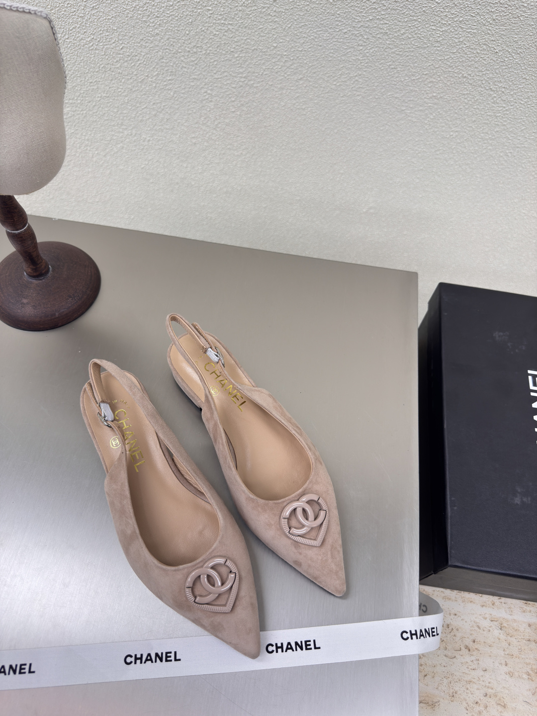 NO:224102,Pointed toe flat sole, small fragrance, flat back shoes, hardware logo, blessed, comfortable and stylish, apricot color, sheep's back-velvet leather, handmade l, full texture, classic round toe thick sole design, super comfortable, the logo is clearly visible, elegant, lambskin inner lining, clear foot pad logo, no tiring feet, steel brand logo, benchmarking, pursuit of quality, original molded outsole, full texture 35 36 37 38 39 40 41 42 (40 41 42 customized) Matched with original packaging, exquisite ribbon, camellia, sandals, sandals, sheepskin19860909尖头平底 小香 平底后空鞋 五金logo 加持 舒适有范 杏色 羊反绒皮 手工 l 质感满满 经典圆头厚底设计 超舒适   logo清晰可见  优雅 内里选用小羊皮内里 垫脚logo清晰  不累脚 钢印品牌logo 对标对版 追求品质 原版成型大底 质感满满  35 36 37 38 39 40 41 42（40 41 42 定制） 搭配原版包装 精致丝带 山茶花,凉鞋,sandals,sheepskin,Women's Shoes