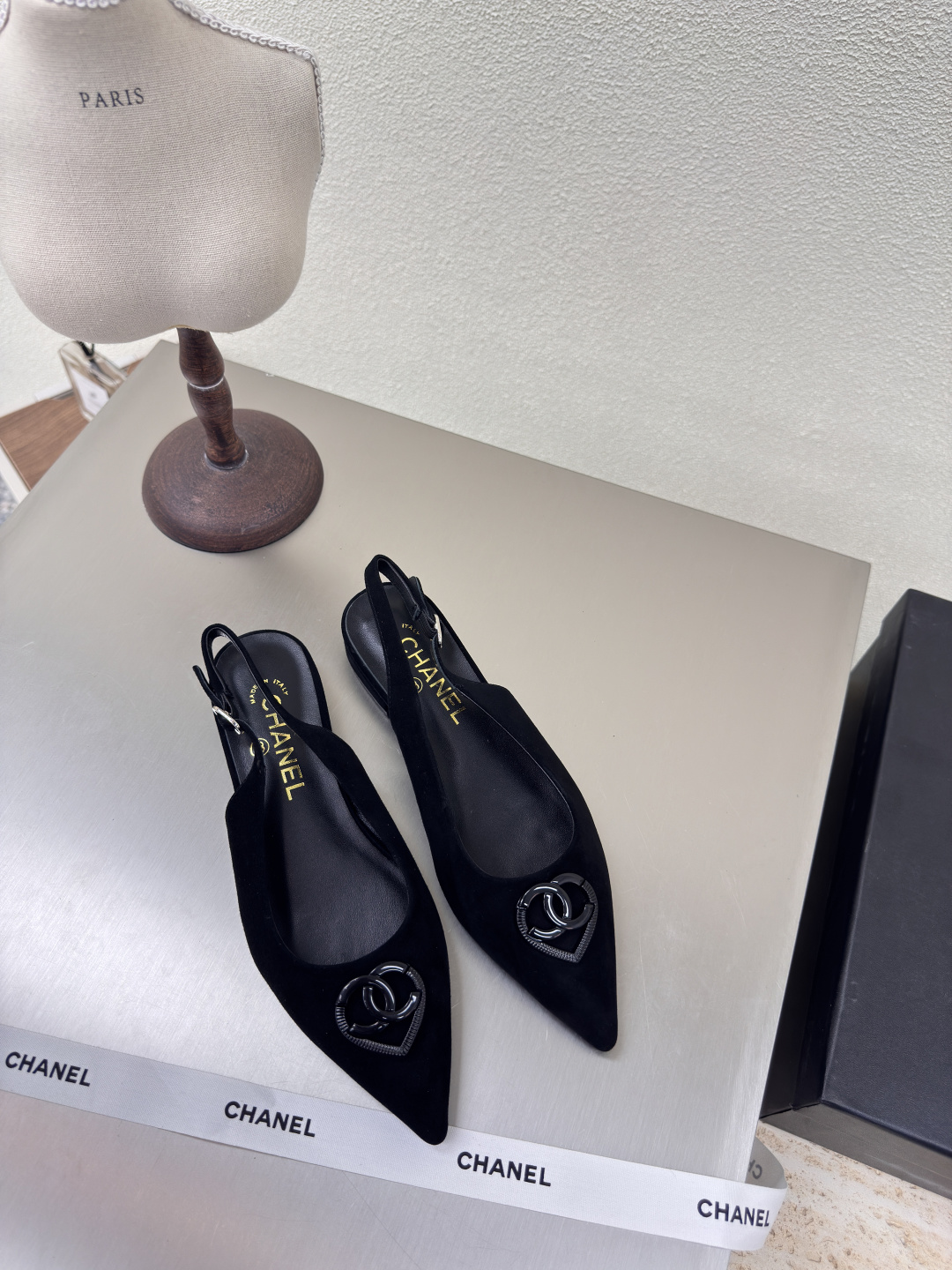 NO:224089,Pointed toe flat sole, small fragrance, flat back shoes, hardware logo, blessed, comfortable and stylish, black, sheep reverse velvet leather, handmade l, full texture, classic round toe thick sole design, super comfortable, logo is clearly visible, elegant, lambskin inner lining, clear foot pad logo, no tiring feet, steel brand logo, benchmarking, pursuit of quality, original molded outsole, full texture 35 36 37 38 39 40 41 42 (40 41 42 customized) Matched with original packaging, exquisite ribbon, camellia, sandals, sandals, sheepskin19860909尖头平底 小香 平底后空鞋 五金logo 加持 舒适有范 黑色 羊反绒皮 手工 l 质感满满 经典圆头厚底设计 超舒适   logo清晰可见  优雅 内里选用小羊皮内里 垫脚logo清晰  不累脚 钢印品牌logo 对标对版 追求品质 原版成型大底 质感满满  35 36 37 38 39 40 41 42（40 41 42 定制） 搭配原版包装 精致丝带 山茶花,凉鞋,sandals,sheepskin,Women's Shoes