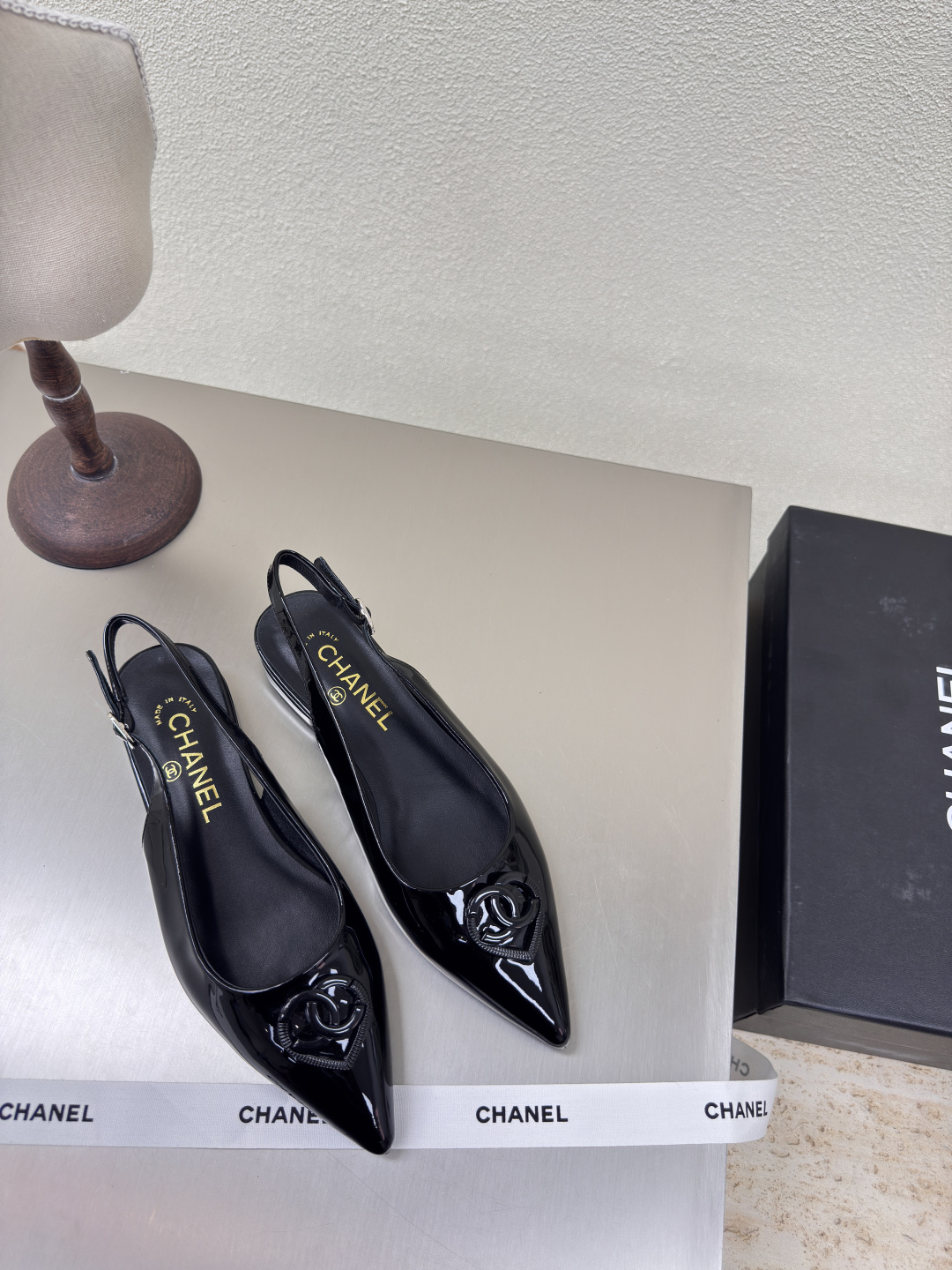 NO:224092,Pointed toe flat sole, small fragrance, flat back shoes, hardware logo, blessed, comfortable and stylish, black calf patent leather handmade l, full of texture, classic round toe thick sole design, super comfortable, logo is clearly visible, elegant, lambskin inner lining, clear foot pad logo, no tiring feet, steel brand logo, benchmarking, pursuit of quality, original molded outsole, full of texture 35 36 37 38 39 40 41 42 (40 41 42 customized) Matched with original packaging, exquisite ribbon, camellia, sandals, sandals, sheepskin19860909尖头平底 小香 平底后空鞋 五金logo 加持 舒适有范 黑色小牛漆皮手工 l 质感满满 经典圆头厚底设计 超舒适   logo清晰可见  优雅 内里选用小羊皮内里 垫脚logo清晰  不累脚 钢印品牌logo 对标对版 追求品质 原版成型大底 质感满满  35 36 37 38 39 40 41 42（40 41 42 定制） 搭配原版包装 精致丝带 山茶花,凉鞋,sandals,sheepskin,Women's Shoes