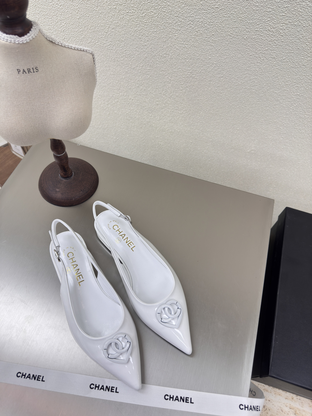 NO:224096,Pointed toe flat sole, small fragrance, flat back shoes, hardware logo, blessed, comfortable and stylish, white calf patent leather, handmade l, full of texture, classic round toe thick sole design, super comfortable, logo is clearly visible, elegant, lambskin inner lining, clear foot pad logo, no tiring feet, steel brand logo, benchmarking, pursuit of quality, original molded outsole, full of texture 35 36 37 38 39 40 41 42 (40 41 42 customized) Matched with original packaging, exquisite ribbon, camellia, sandals, sandals, sheepskin19860909尖头平底 小香 平底后空鞋 五金logo 加持 舒适有范 白色小牛漆皮 手工 l 质感满满 经典圆头厚底设计 超舒适   logo清晰可见  优雅 内里选用小羊皮内里 垫脚logo清晰  不累脚 钢印品牌logo 对标对版 追求品质 原版成型大底 质感满满  35 36 37 38 39 40 41 42（40 41 42 定制） 搭配原版包装 精致丝带 山茶花,凉鞋,sandals,sheepskin,Women's Shoes