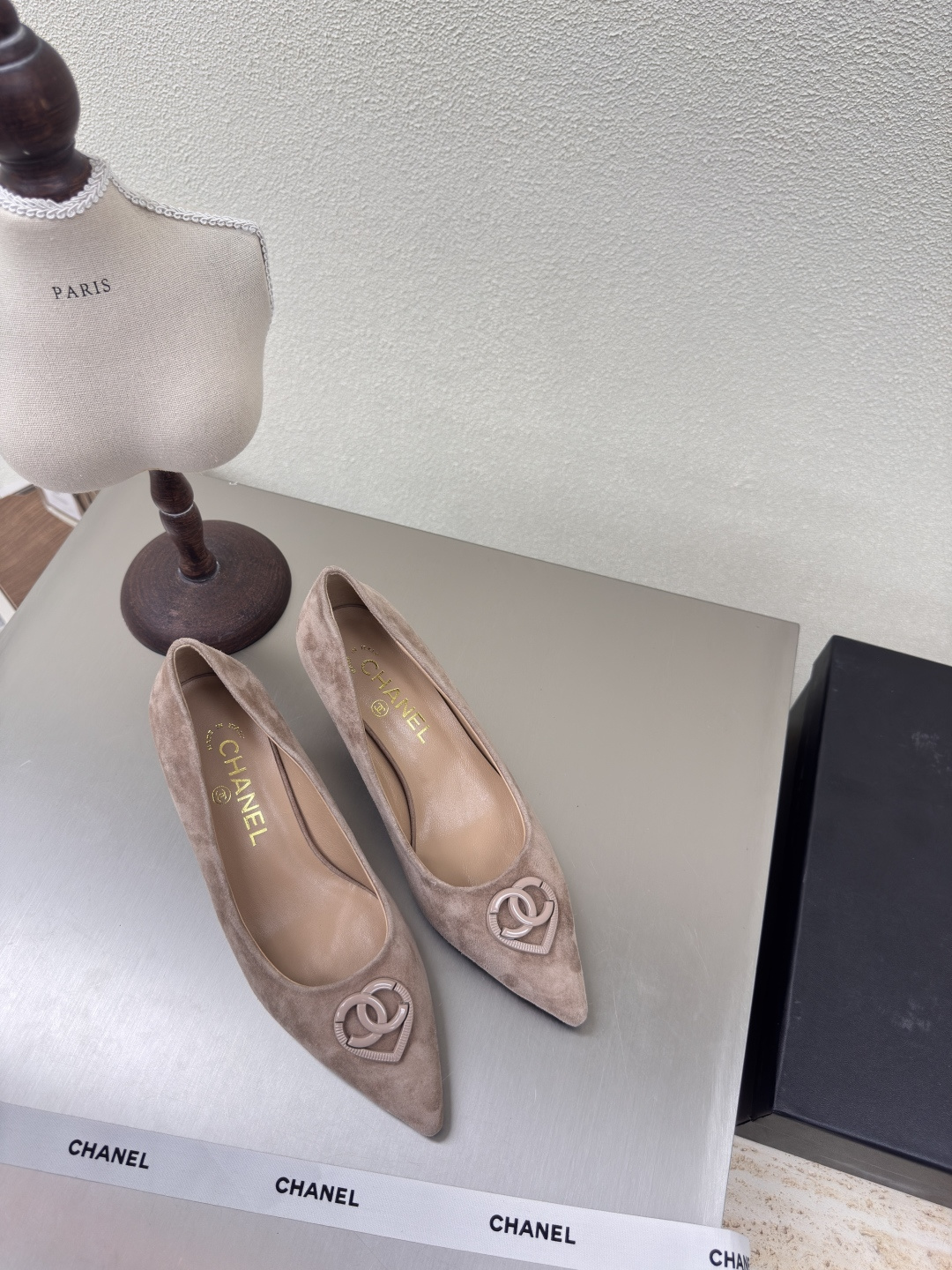 NO:224082,Sharp toe classic mid-heel small fragrance single shoes hardware logo blessing comfortable and stylish apricot color sheep reverse velvet leather handmade l full texture classic round toe thick sole design super comfortable logo clearly visible elegant lambskin inner lining clear foot pad logo without tiring feet stamp brand logo benchmarking and matching version pursuit quality original molded sole full texture 35 36 37 38 39 40 41 42 (40 41 42 customized) Matched with original packaging exquisite ribbon camellia, single shoes, sheepskin19860909尖头经典中跟 小香 单鞋 五金logo 加持 舒适有范 杏色 羊反绒皮 手工 l 质感满满 经典圆头厚底设计 超舒适   logo清晰可见  优雅 内里选用小羊皮内里 垫脚logo清晰  不累脚 钢印品牌logo 对标对版 追求品质 原版成型大底 质感满满  35 36 37 38 39 40 41 42（40 41 42 定制） 搭配原版包装 精致丝带 山茶花,单鞋,sheepskin,Women's Shoes