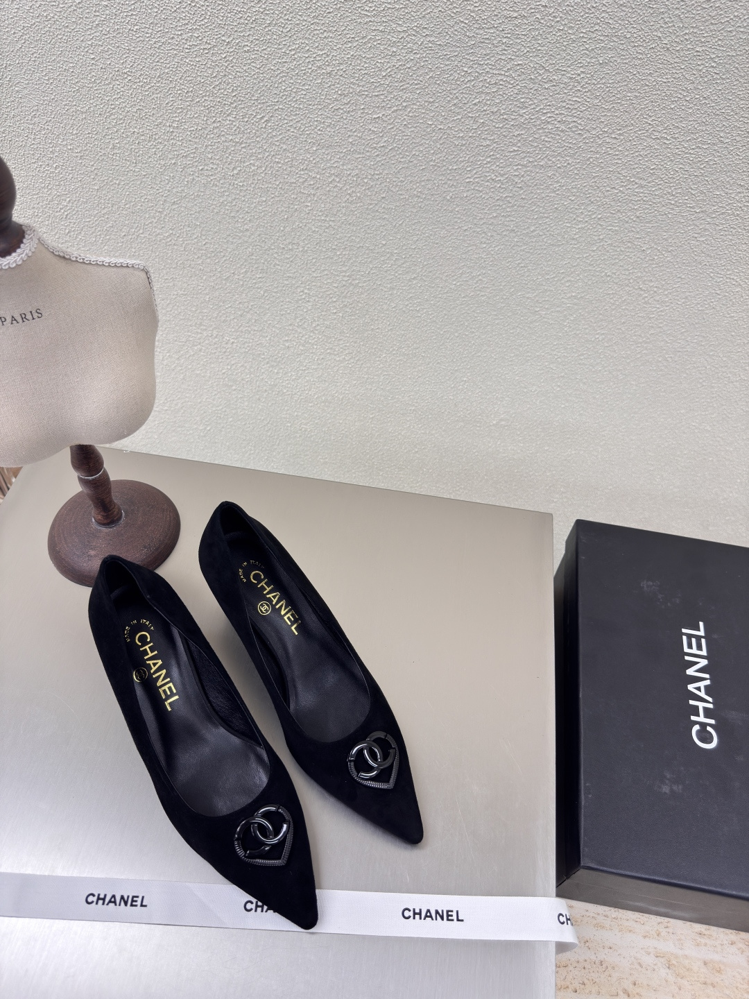 NO:224087,Sharp-toe classic mid-heel small fragrance single shoes hardware logo blessing comfortable and stylish black sheep reverse velvet leather handmade l full texture classic round toe thick sole design super comfortable logo clearly visible elegant lambskin inner lining clear foot pad logo without tiring feet stamp brand logo benchmarking and matching version pursuit quality original molded outsole full texture 35 36 37 38 39 40 41 42 (40 41 42 customized) Matched with original packaging exquisite ribbon camellia, single shoes, sheepskin19860909尖头经典中跟 小香 单鞋 五金logo 加持 舒适有范 黑色 羊反绒皮 手工 l 质感满满 经典圆头厚底设计 超舒适   logo清晰可见  优雅 内里选用小羊皮内里 垫脚logo清晰  不累脚 钢印品牌logo 对标对版 追求品质 原版成型大底 质感满满  35 36 37 38 39 40 41 42（40 41 42 定制） 搭配原版包装 精致丝带 山茶花,单鞋,sheepskin,Women's Shoes