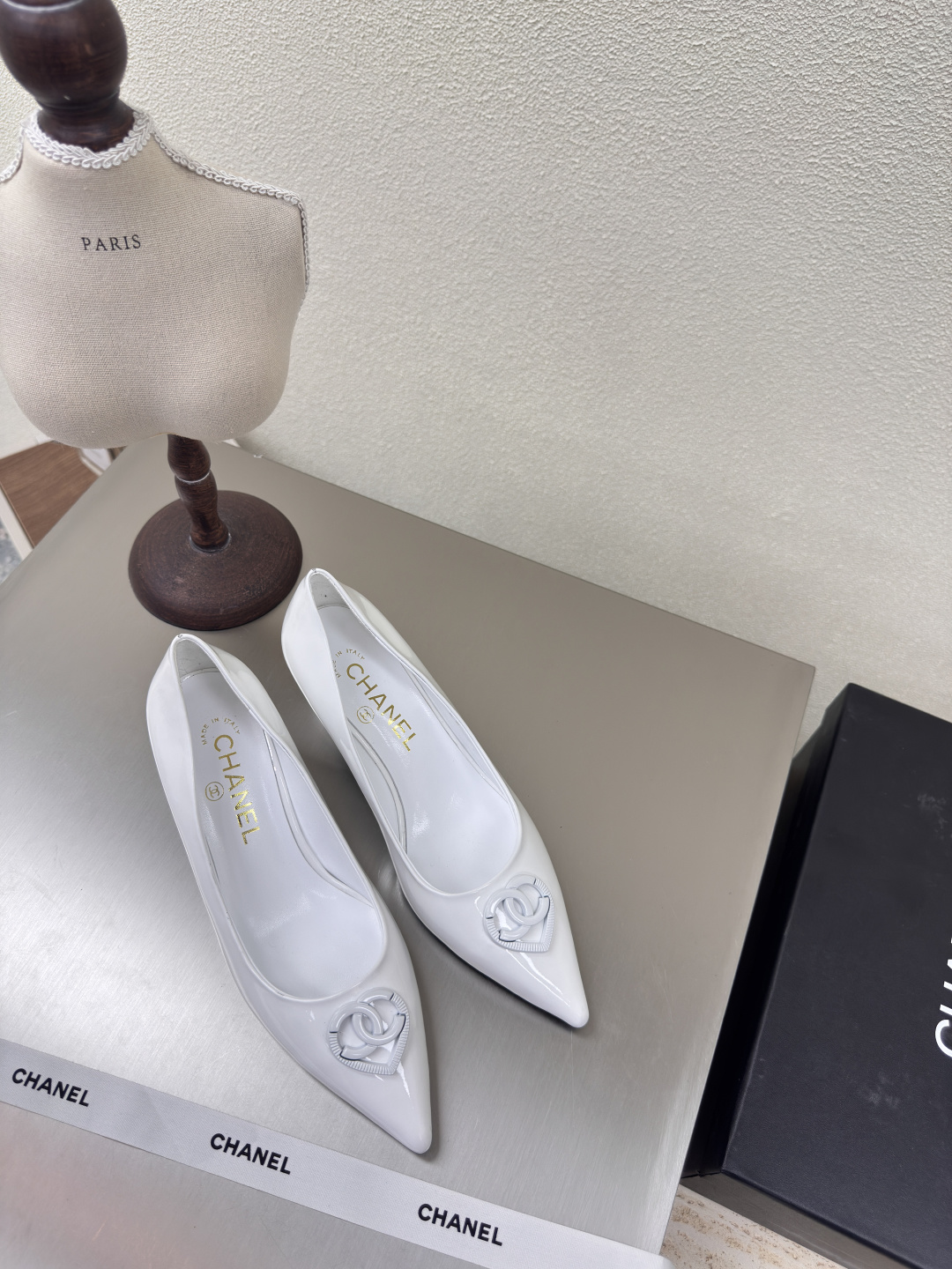 NO:224091,Sharp toe classic mid-heel small fragrance single shoes hardware logo blessing comfortable and stylish white calf patent leather handmade l full texture classic round toe thick sole design super comfortable logo clearly visible elegant lambskin inner lining clear foot pad logo without tiring feet printed brand logo benchmarking and matching version pursuit quality original molded sole full texture 35 36 37 38 39 40 41 42 (40 41 42 customized) Matched with original packaging exquisite ribbon camellia, single shoes, sheepskin19860909尖头经典中跟 小香 单鞋 五金logo 加持 舒适有范 白色小牛漆皮 手工 l 质感满满 经典圆头厚底设计 超舒适   logo清晰可见  优雅 内里选用小羊皮内里 垫脚logo清晰  不累脚 钢印品牌logo 对标对版 追求品质 原版成型大底 质感满满  35 36 37 38 39 40 41 42（40 41 42 定制） 搭配原版包装 精致丝带 山茶花,单鞋,sheepskin,Women's Shoes