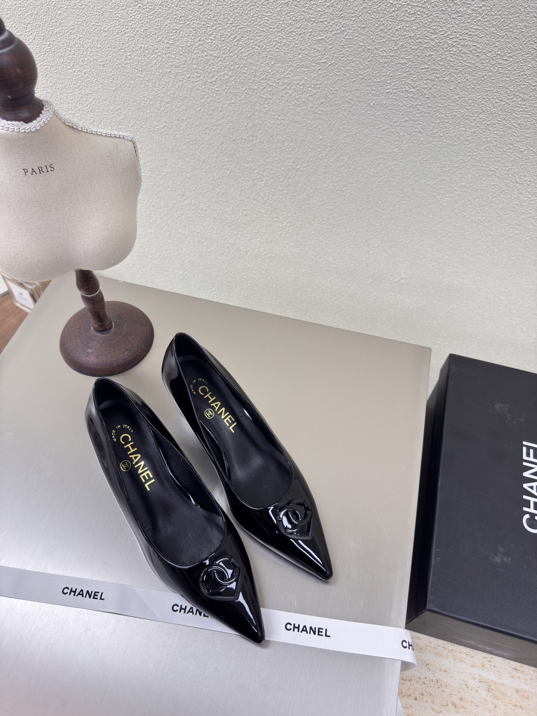 NO:224095,Sharp toe classic mid-heel small fragrance single shoes hardware logo blessing comfortable and stylish black calf patent leather handmade l full texture classic round toe thick sole design super comfortable logo clearly visible elegant lambskin inner lining clear foot pad logo without tiring feet stamp brand logo benchmarking and matching version pursuit quality original molded outsole full texture 35 36 37 38 39 40 41 42 (40 41 42 customized) Matched with original packaging exquisite ribbon camellia, single shoes, sheepskin19860909尖头经典中跟 小香 单鞋 五金logo 加持 舒适有范 黑色小牛漆皮 手工 l 质感满满 经典圆头厚底设计 超舒适   logo清晰可见  优雅 内里选用小羊皮内里 垫脚logo清晰  不累脚 钢印品牌logo 对标对版 追求品质 原版成型大底 质感满满  35 36 37 38 39 40 41 42（40 41 42 定制） 搭配原版包装 精致丝带 山茶花,单鞋,sheepskin,Women's Shoes