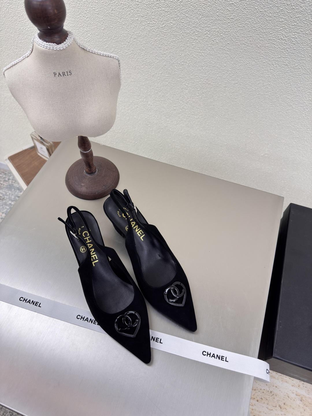 NO:224106,Sharp-toe classic mid-heel small fragrance empty shoes hardware logo blessing comfortable and stylish black sheep reverse velvet leather handmade l full texture genuine leather outsole design super comfortable logo clearly visible elegant lambskin inner lining clear foot pad logo not tired feet steel brand logo benchmarking version pursuit quality original molded outsole full texture 35 36 37 38 39 40 41 42 (40 41 42 customized) Matched with original packaging exquisite ribbon camellia, single shoes, sheepskin, Leather soles19860909尖头经典中跟 小香 后空鞋  五金logo 加持 舒适有范 黑色 羊反绒皮 手工 l 质感满满 真皮大底 设计 超舒适   logo清晰可见  优雅 内里选用小羊皮内里 垫脚logo清晰  不累脚 钢印品牌logo 对标对版 追求品质 原版成型大底 质感满满  35 36 37 38 39 40 41 42（40 41 42 定制） 搭配原版包装 精致丝带 山茶花,单鞋,sheepskin,Leather soles,Women's Shoes