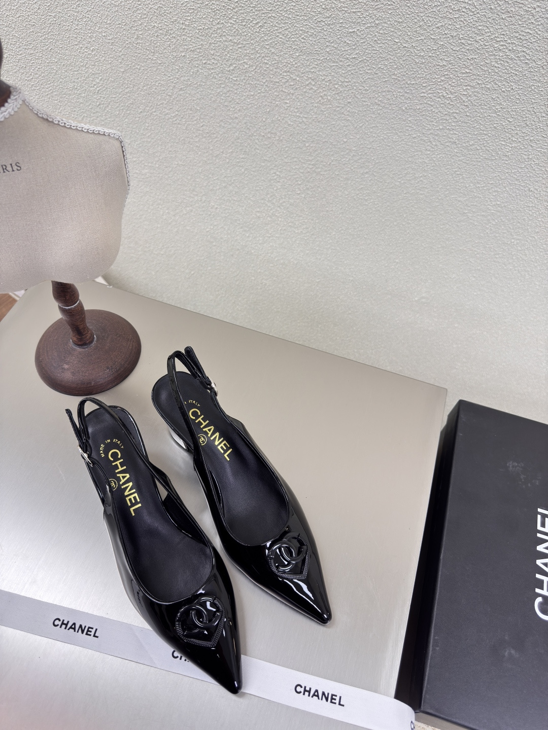 NO:224070,Sharp-toe classic mid-heel small fragrance empty shoes hardware logo blessing comfortable and stylish black calf patent leather handmade l full texture genuine leather outsole design super comfortable logo clearly visible elegance lambskin inner lining clear foot pad logo not tired feet steel brand logo benchmarking version pursuit quality original molded outsole full texture 35 36 37 38 39 40 41 42 (40 41 42 customized) Matched with original packaging exquisite ribbon camellia, single shoes, sheepskin, Leather soles19860909尖头经典中跟 小香 后空鞋  五金logo 加持 舒适有范 黑色小牛漆皮手工 l 质感满满 真皮大底 设计 超舒适   logo清晰可见  优雅 内里选用小羊皮内里 垫脚logo清晰  不累脚 钢印品牌logo 对标对版 追求品质 原版成型大底 质感满满  35 36 37 38 39 40 41 42（40 41 42 定制） 搭配原版包装 精致丝带 山茶花,单鞋,sheepskin,Leather soles,Women's Shoes