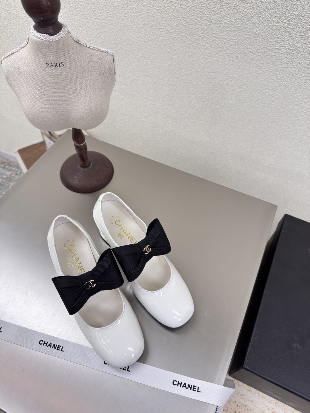 NO:224093,Bow, square head, classic mid-heel, small fragrance, Mary Zhen single shoes, hardware logo, blessed, comfortable and stylish, white calf patent leather, handmade, l, full of texture, genuine leather sole, design, super comfortable, the logo is clearly visible, elegant, lambskin inner lining, clear foot pad logo, no tiring feet, steel brand logo, benchmarking, pursuit of quality, original molded sole, full of texture 35 36 37 38 39 40 41 42 (40 41 42 customized) Matched with original packaging, exquisite ribbon, camellia, Mary Zhen, mary jane, sheepskin, Leather soles19860909蝴蝶结 方头 经典中跟 小香 玛丽珍单鞋  五金logo 加持 舒适有范 白色小牛漆皮 手工 l 质感满满 真皮大底 设计 超舒适   logo清晰可见  优雅 内里选用小羊皮内里 垫脚logo清晰  不累脚 钢印品牌logo 对标对版 追求品质 原版成型大底 质感满满  35 36 37 38 39 40 41 42（40 41 42 定制） 搭配原版包装 精致丝带 山茶花,玛丽珍,mary jane,sheepskin,Leather soles,Women's Shoes