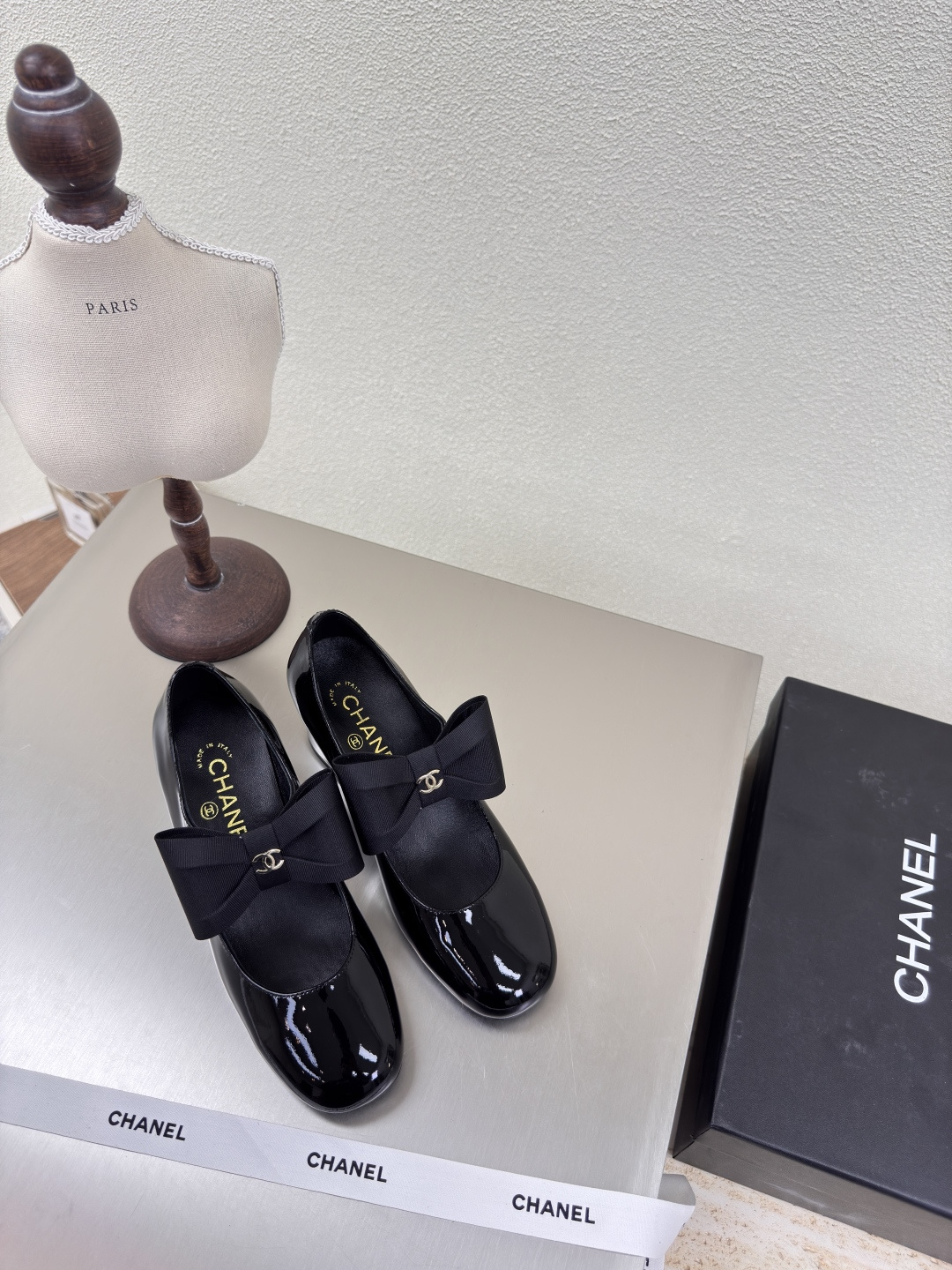 NO:224090,Bow, square head, classic mid-heel, small fragrance, Mary Zhen single shoes, hardware logo, blessed, comfortable and stylish, black calf patent leather, handmade, l, full of texture, genuine leather sole, design, super comfortable, logo is clearly visible, elegant, lambskin inner lining, clear foot pad logo, no tiring feet, steel brand logo, benchmarking, pursuit of quality, original molded sole, full of texture 35 36 37 38 39 40 41 42 (40 41 42 customized) Matched with original packaging, exquisite ribbon, camellia, Mary Zhen, mary jane, sheepskin, Leather soles19860909蝴蝶结 方头 经典中跟 小香 玛丽珍单鞋  五金logo 加持 舒适有范 黑色小牛漆皮 手工 l 质感满满 真皮大底 设计 超舒适   logo清晰可见  优雅 内里选用小羊皮内里 垫脚logo清晰  不累脚 钢印品牌logo 对标对版 追求品质 原版成型大底 质感满满  35 36 37 38 39 40 41 42（40 41 42 定制） 搭配原版包装 精致丝带 山茶花,玛丽珍,mary jane,sheepskin,Leather soles,Women's Shoes