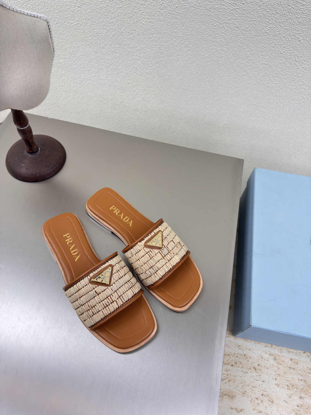 NO:224085,Straw woven handmade slippers Leather outsole high version PRADA apricot flat design Simple design Matched with triangle logo design and simple lines Very stylish Simple and pure tone Original mold opening Comfortable street explosion —————————————————————————————————————————————————————————— Calfskin material Material Metal logo Advanced craftsmanship Leading the frontier Inner Lambskin Original leather outsole Size 35 36 37 38 39 40 41 (40 41 order) With full packaging, slippers, prada, slippers, espadrilles, cowhide, sheepskin, Leather soles19860909草编手工拖鞋 真皮大底高版本 PRADA  杏色 平底设计 简约设计 搭配三角标 logo 的设计和简约的线条 很有格调 简单纯粹得色调 原版开模 舒适炸街 ———————————————————— 小牛皮材质 材质 金属logo 高级 工艺 引领前沿 内里 小羊皮 原版真皮大底    码数35 36 37 38 39 40 41（40 41 订） 配全套包装,拖鞋,prada,slippers,espadrilles,cowhide,sheepskin,Leather soles,Women's Shoes