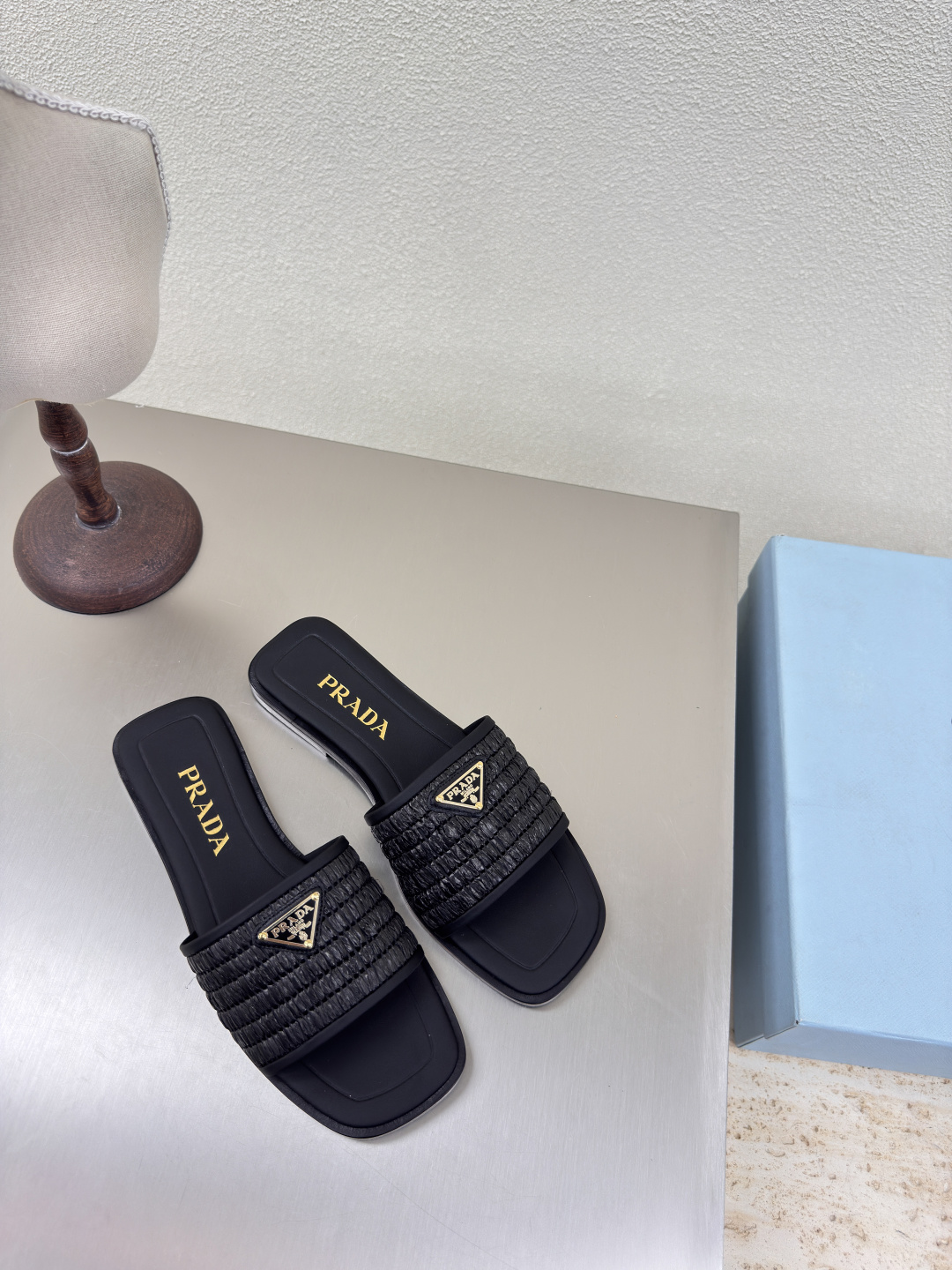 NO:224075,Straw woven handmade slippers Leather outsole high version PRADA black Flat design Simple design Matched with triangle logo design and simple lines Very stylish Simple and pure tone Original mold opening Comfortable street explosion ——————————————————————————————————————————————————————— Calfskin material Material Metal logo Advanced craftsmanship Leading the frontier Inner Lambskin Original leather outsole Size 35 36 37 38 39 40 41 (40 41 order) With full packaging, slippers, prada, slippers, espadrilles, cowhide, sheepskin, Leather soles19860909草编手工拖鞋 真皮大底高版本 PRADA  黑色 平底设计 简约设计 搭配三角标 logo 的设计和简约的线条 很有格调 简单纯粹得色调 原版开模 舒适炸街 ———————————————————— 小牛皮材质 材质 金属logo 高级 工艺 引领前沿 内里 小羊皮 原版真皮大底    码数35 36 37 38 39 40 41（40 41 订） 配全套包装,拖鞋,prada,slippers,espadrilles,cowhide,sheepskin,Leather soles,Women's Shoes