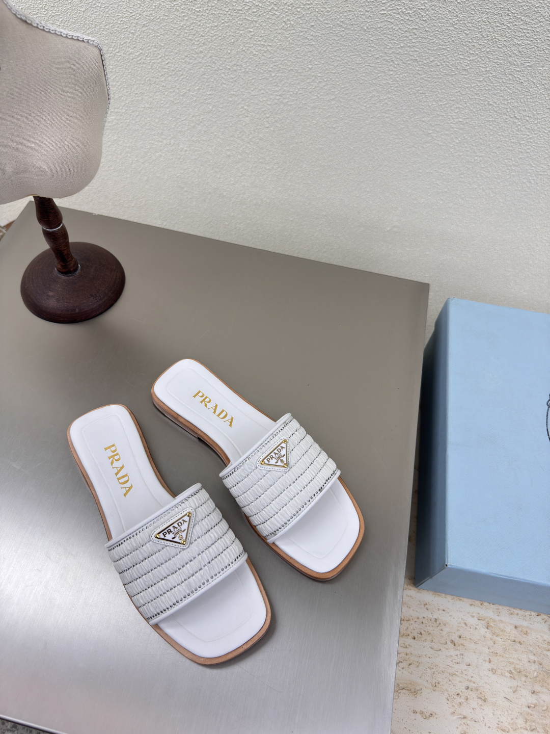 NO:224080,Straw-woven handmade slippers Leather outsole high version PRADA white Flat design Simple design Matched with triangle logo design and simple lines Very stylish Simple and pure tone Original mold opening Comfortable street explosion ———————————————————————————————————————————————————————— Calfskin material Material Metal logo Advanced craftsmanship Leading the frontier Inner Lambskin Original leather outsole Size 35 36 37 38 39 40 41 (40 41 order) With full packaging, slippers, prada, slippers, espadrilles, cowhide, sheepskin, Leather soles19860909草编手工拖鞋 真皮大底高版本 PRADA  白色 平底设计 简约设计 搭配三角标 logo 的设计和简约的线条 很有格调 简单纯粹得色调 原版开模 舒适炸街 ———————————————————— 小牛皮材质 材质 金属logo 高级 工艺 引领前沿 内里 小羊皮 原版真皮大底    码数35 36 37 38 39 40 41（40 41 订） 配全套包装,拖鞋,prada,slippers,espadrilles,cowhide,sheepskin,Leather soles,Women's Shoes