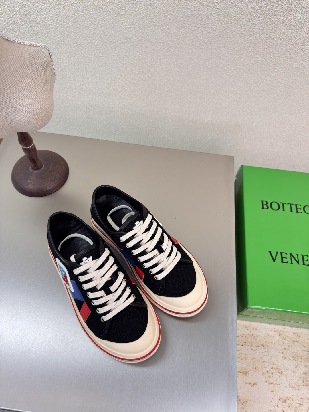 NO:223848,Low-top BV Eliot sneakers Low-top men and women style 5cm height increase Runner sneakers, using lightweight technology mesh fabric. Matched with geometric patterns, rubber outsole. Calfskin with Italian 80 cotton, 20 cowhide leather Sea salt white Women's style 10 king-fried series High-version Accurate bagging process Thickened foot pads Increase height 5cm In fact, it is still a lot of height increase, very nice, playable and fabricated, benchmarking and matching version Shoe technology Accurate the high-solar selection Color blocking TPU outsole Women's style 35 36 37 38 39 40 41 (40 41 customization) Men's style 39 40 41 42 43 44 45. (45 size customization) (can accept customer logo without refund and exchange price)  Configure original packaging, casual shoes/sports shoes, bottega veneta, sneakers, cowhide19860909低帮 BV Eliot 运动鞋 低帮 男女款 增高5cm Runner运动鞋,采用轻质科技网布面料. 搭配几何图案设计橡胶外底. 小牛皮 搭配 意大利 80棉、20牛皮革 海盐白 女款 男10 王炸系列 高版本 认准套包工艺  加厚垫脚  增高5CM 实际增高很多哦,还是一样显腿细 非常nice 耐玩耐造 对标对版 套包鞋工艺 认准高版本  大底选用 拼色 TPU 大底 女款 35 36 37 38 39 40 41（40 41定制） 男款 39 40 41 42 43 44 45.(45码定制) (可承接客人logo不退换价优) 配置原版包装,休闲鞋/运动鞋,bottega veneta,sneakers,cowhide,Women's Shoes