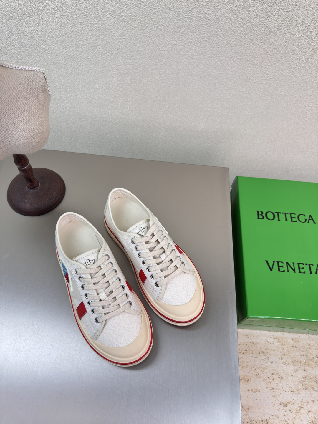 NO:223844,Low-top series BV Eliot sneakers, men and women, height increase of 5cm Runner sneakers, using lightweight technology mesh fabric. Matched with geometric patterns, rubber outsole. Calfskin, paired with Italian 80 cotton, 20 cowhide leather, sea salt white, women's 10 men's 10 king-fried series, high version, accurate bagging process, thicker foot pads, height increase of 5cm, actually increase height a lot, still the same legs are thin, very nice, playable and fabricated, benchmarking, bagging process, accurate bagging process, accurate outsole, color blocking, TPU outsole, women's 35 36 37 38 39 40 41 (40 41 customization) Men's 39 40 41 42 43 44 45. (45 size customization) (can accept customer logo without refund and exchange price)  Configure original packaging, casual shoes/sports shoes, bottega veneta, sneakers, cowhide19860909低帮系列 BV Eliot 运动鞋 男女款 增高5cm Runner运动鞋,采用轻质科技网布面料. 搭配几何图案设计橡胶外底. 小牛皮 搭配 意大利 80棉、20牛皮革 海盐白 女款男10 王炸系列 高版本 认准套包工艺  加厚垫脚  增高5CM 实际增高很多哦,还是一样显腿细 非常nice 耐玩耐造 对标对版 套包鞋工艺 认准高版本  大底选用 拼色 TPU 大底 女款 35 36 37 38 39 40 41（40 41定制） 男款 39 40 41 42 43 44 45.(45码定制) (可承接客人logo不退换价优) 配置原版包装,休闲鞋/运动鞋,bottega veneta,sneakers,cowhide,Women's Shoes